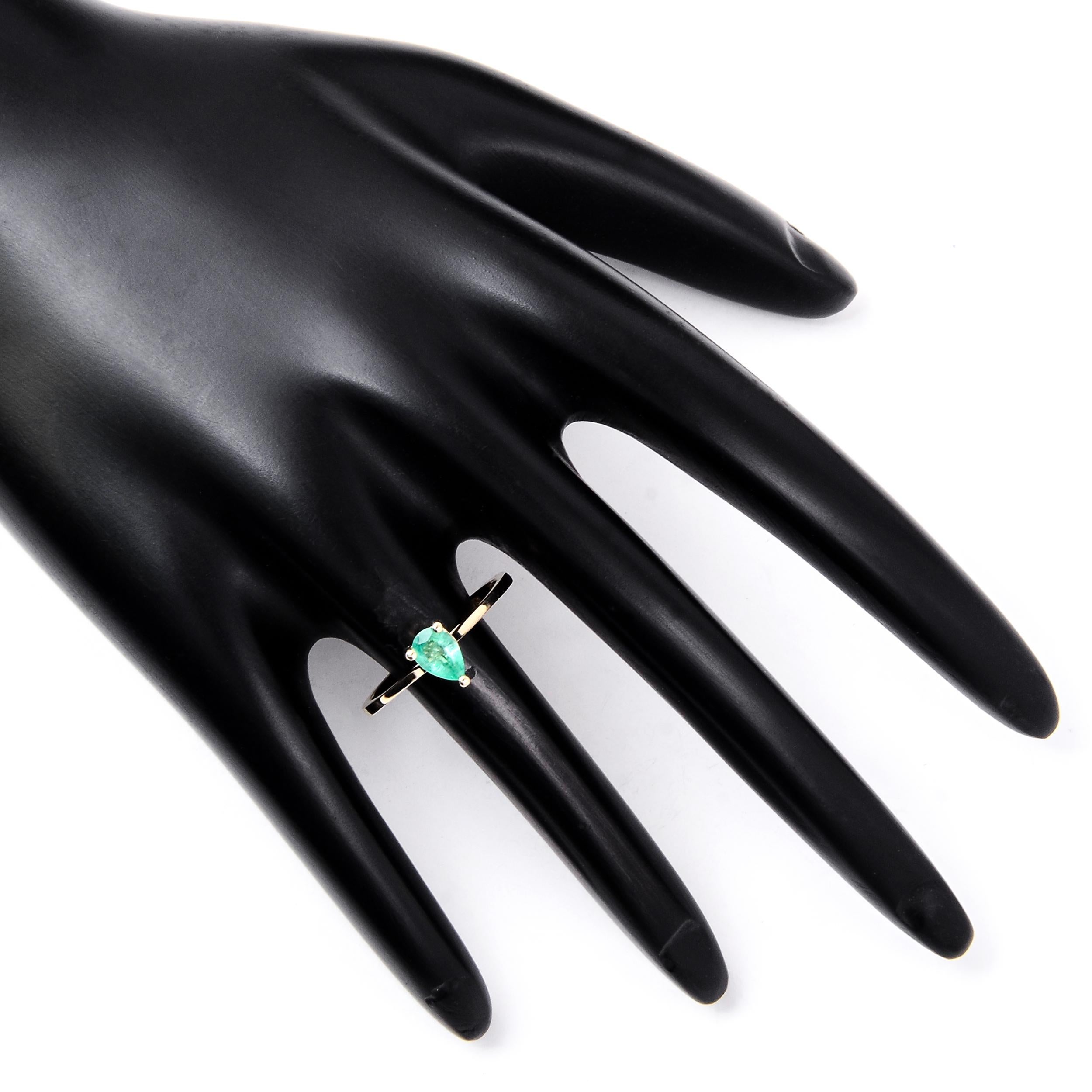 Opulent 14K Emerald Cocktail Ring, Size 7 - Elegant Statement Jewelry For Sale 1