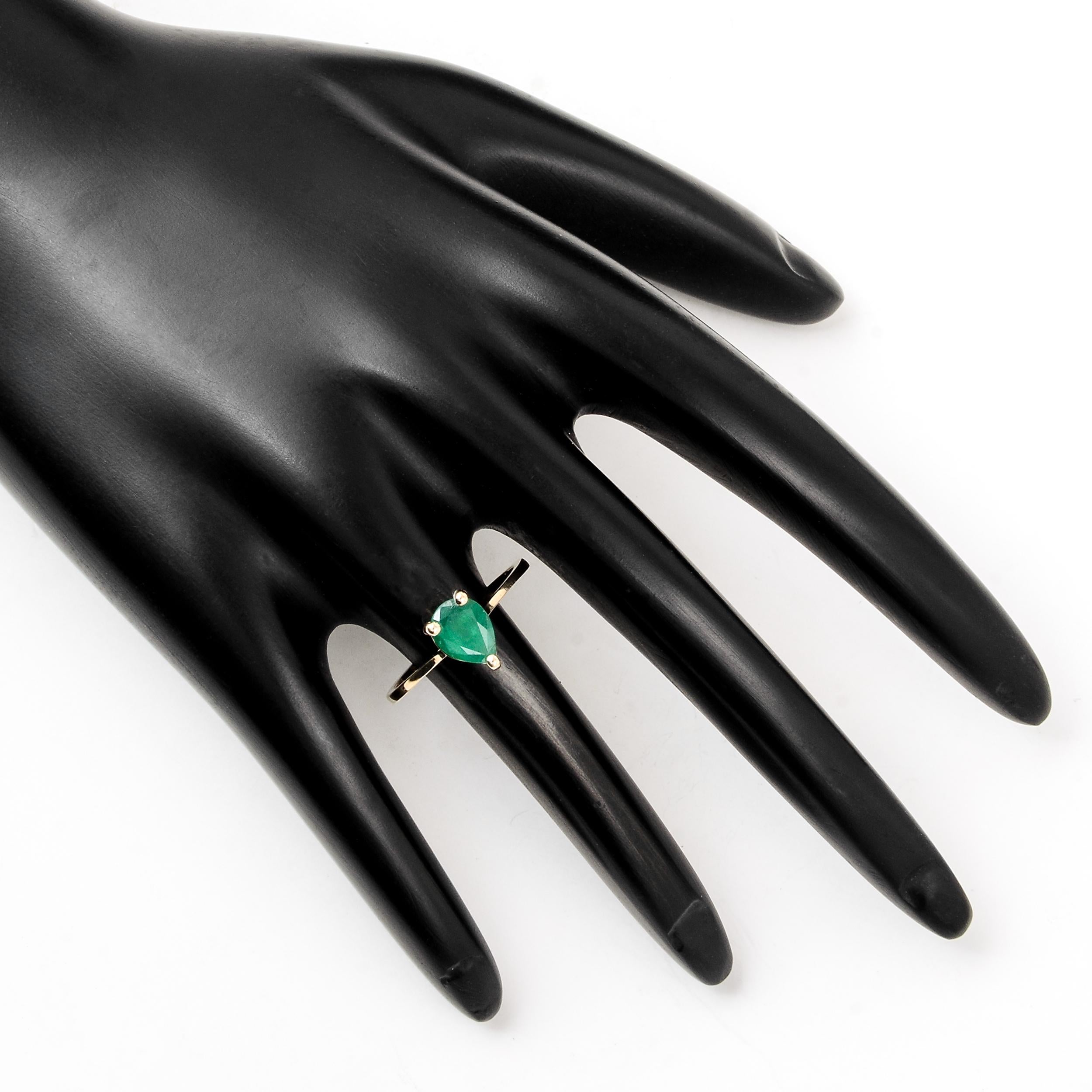 Women's Elegant 14K Emerald Cocktail Ring, Size 6.75 - Luxurious Statement Jewelry Piece For Sale