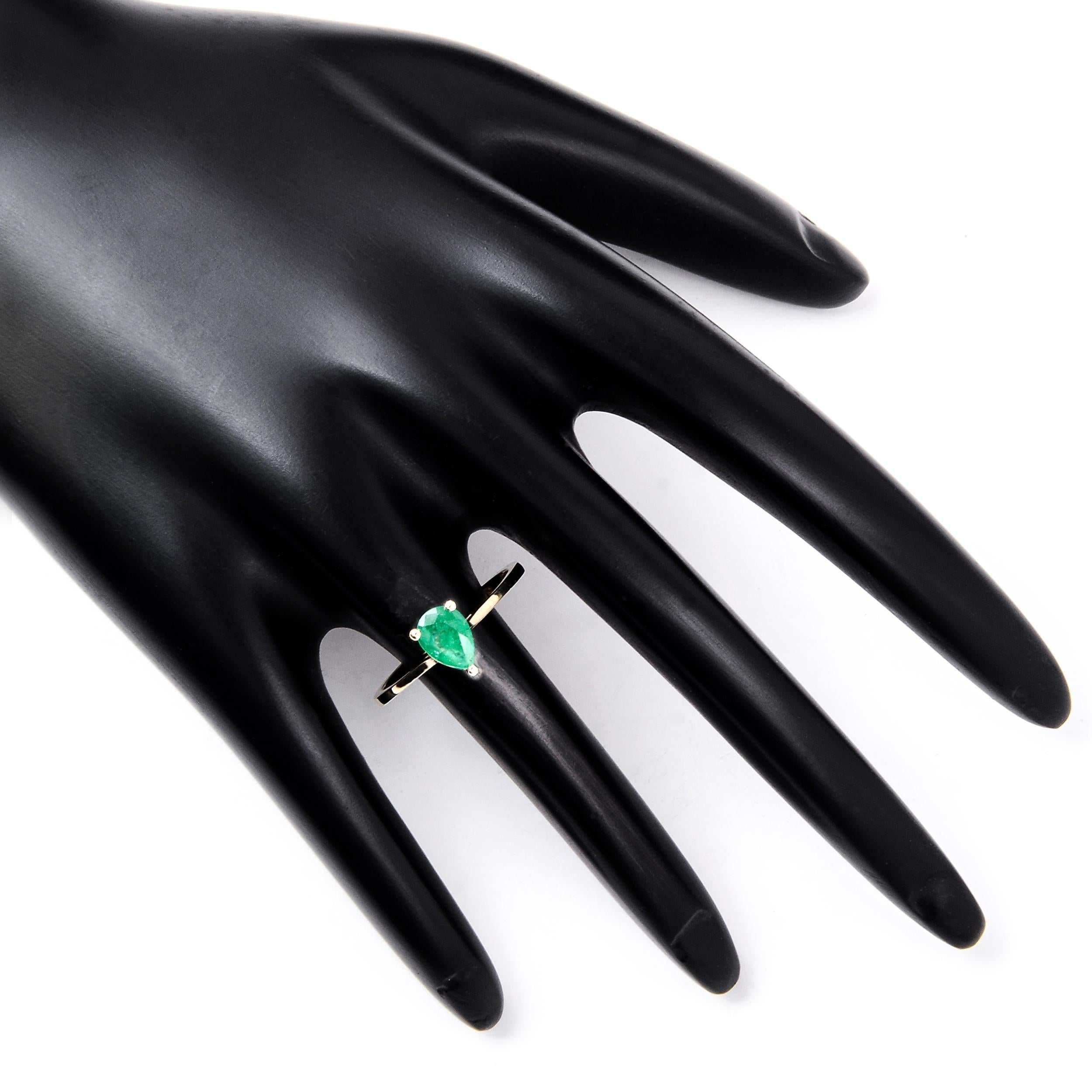 Luxurious 14K Emerald Cocktail Ring, Size 7 - Timeless & Elegant Statement Piece In New Condition For Sale In Holtsville, NY