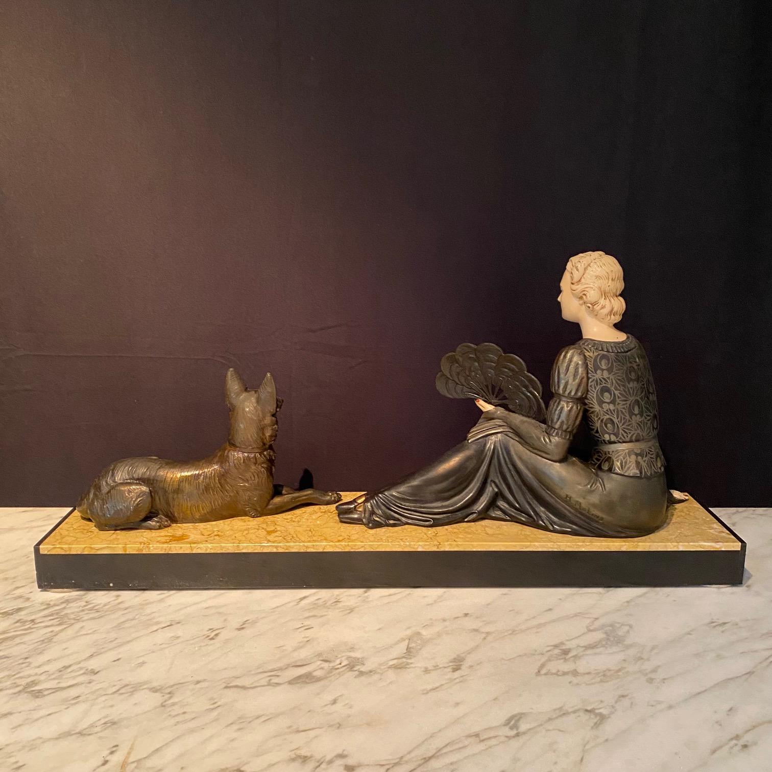 Bezaubernde französische Art-Déco-Skulptur einer Dame mit Fächern und deutschem Hirt, Art déco im Angebot 4