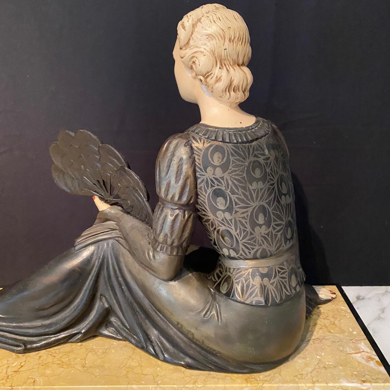 Bezaubernde französische Art-Déco-Skulptur einer Dame mit Fächern und deutschem Hirt, Art déco im Angebot 5