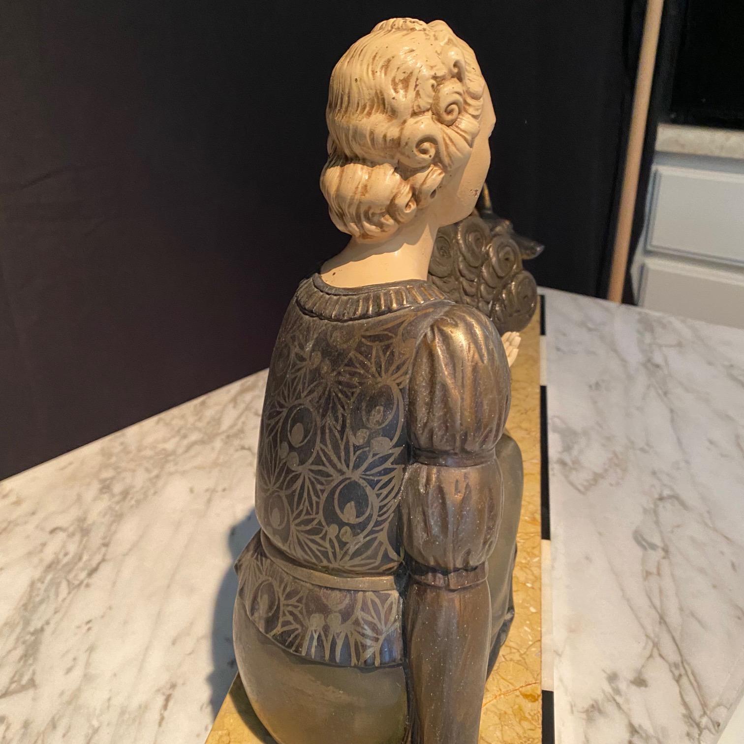 Bezaubernde französische Art-Déco-Skulptur einer Dame mit Fächern und deutschem Hirt, Art déco im Angebot 8