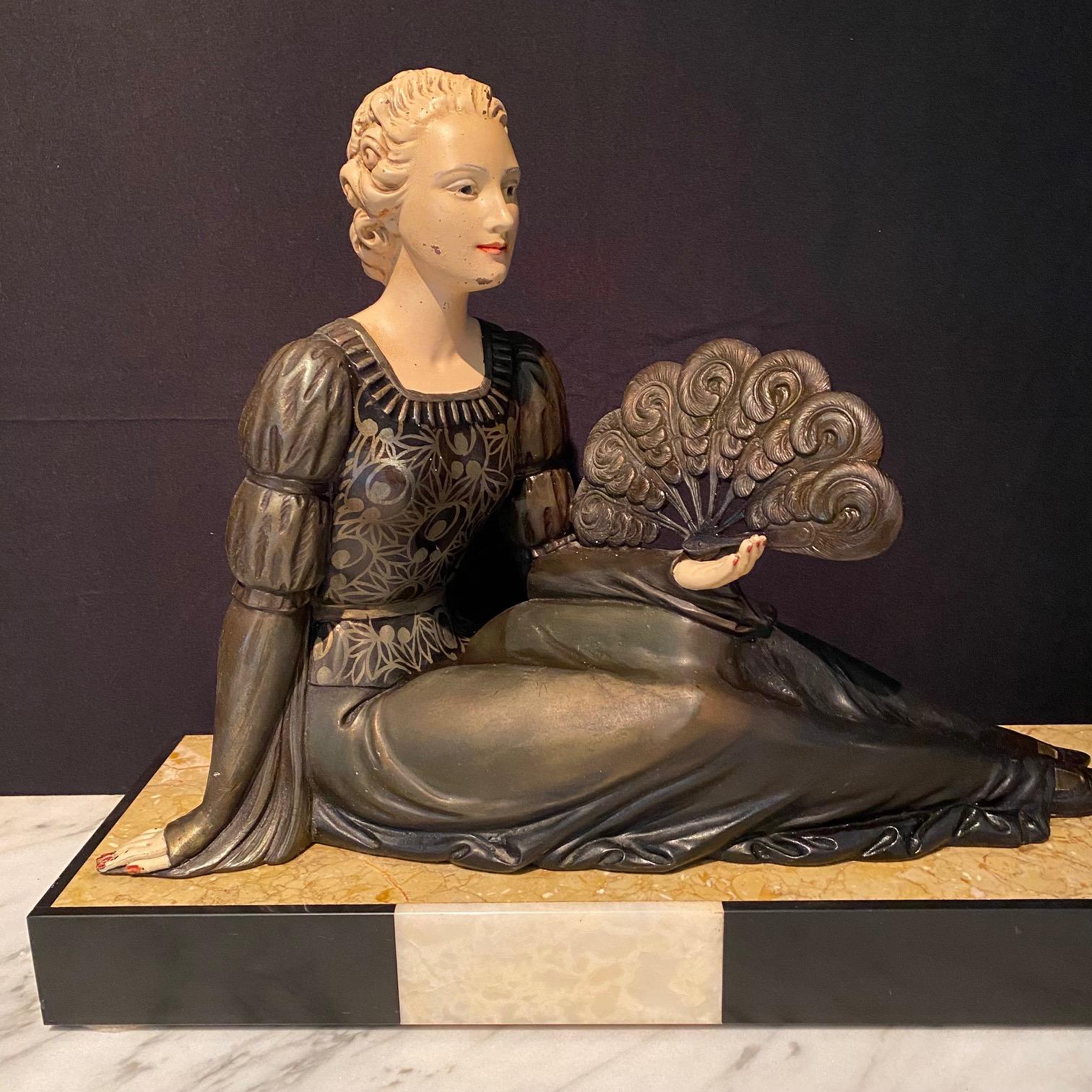Bezaubernde französische Art-Déco-Skulptur einer Dame mit Fächern und deutschem Hirt, Art déco (Französisch) im Angebot