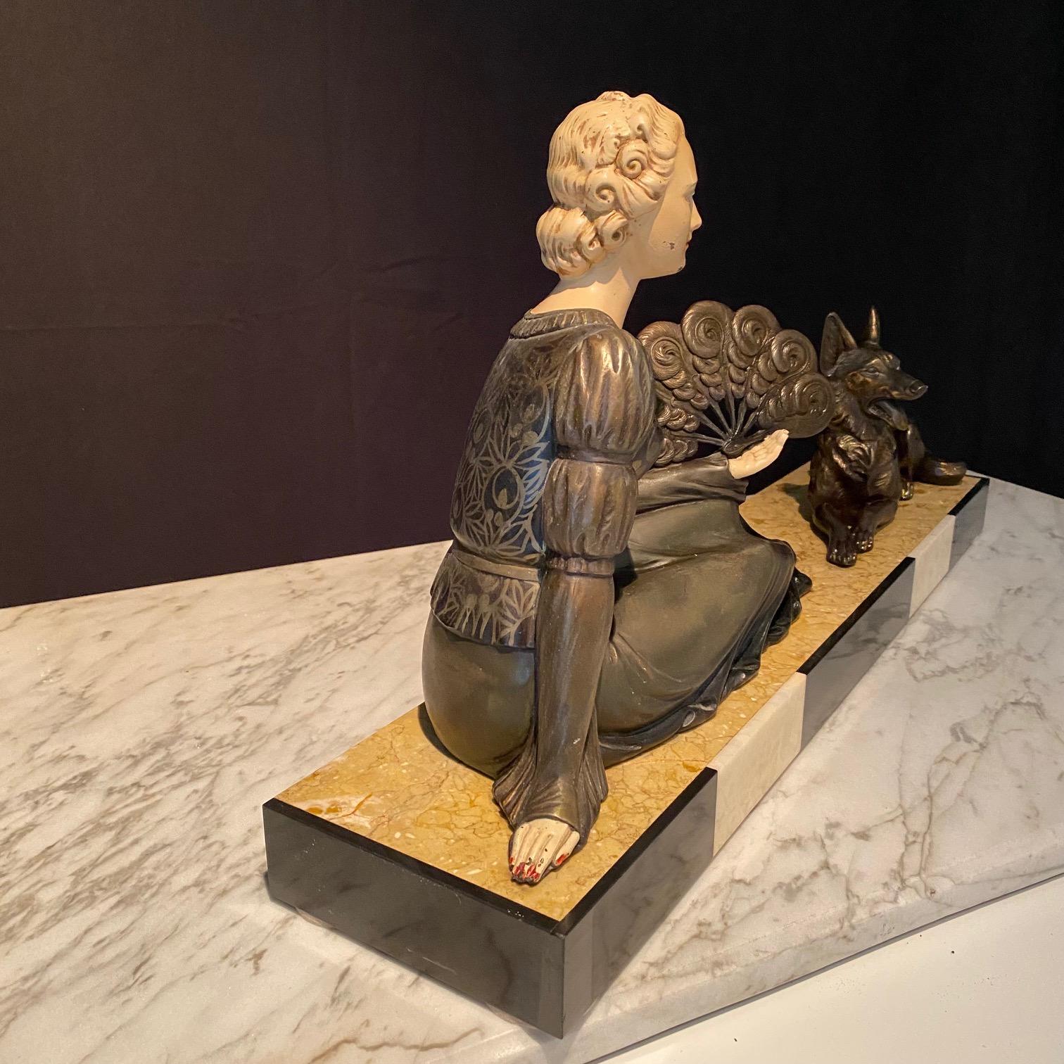 Bezaubernde französische Art-Déco-Skulptur einer Dame mit Fächern und deutschem Hirt, Art déco (Zink) im Angebot