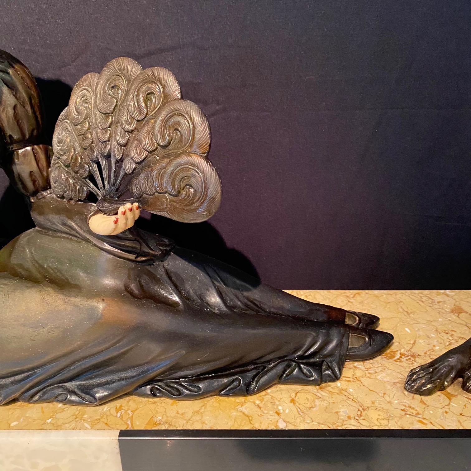 Bezaubernde französische Art-Déco-Skulptur einer Dame mit Fächern und deutschem Hirt, Art déco im Angebot 1