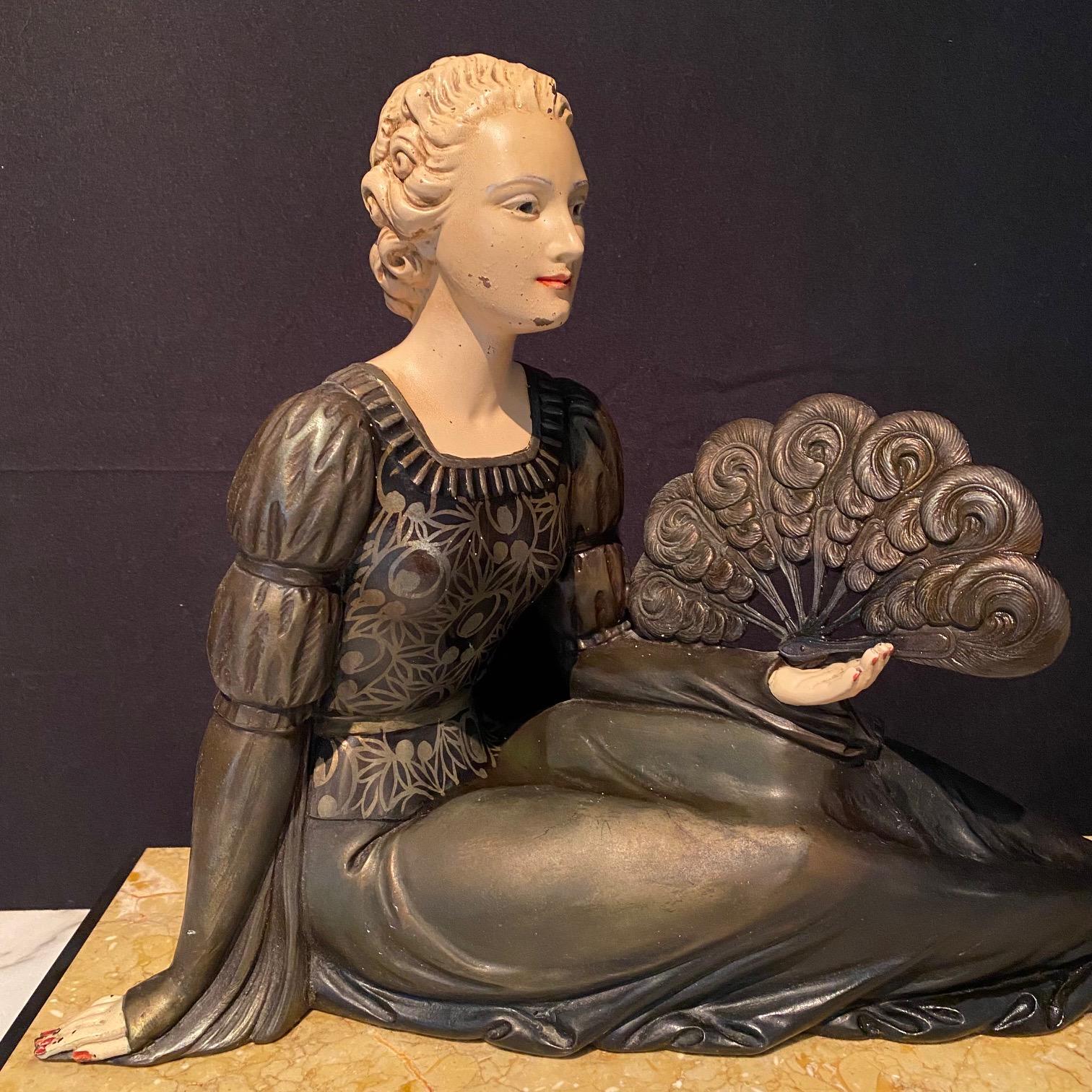 Bezaubernde französische Art-Déco-Skulptur einer Dame mit Fächern und deutschem Hirt, Art déco im Angebot 2