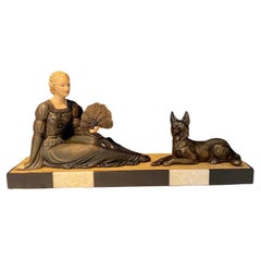 Charmante sculpture française Art Déco représentant une dame à l'éventail et un berger allemand