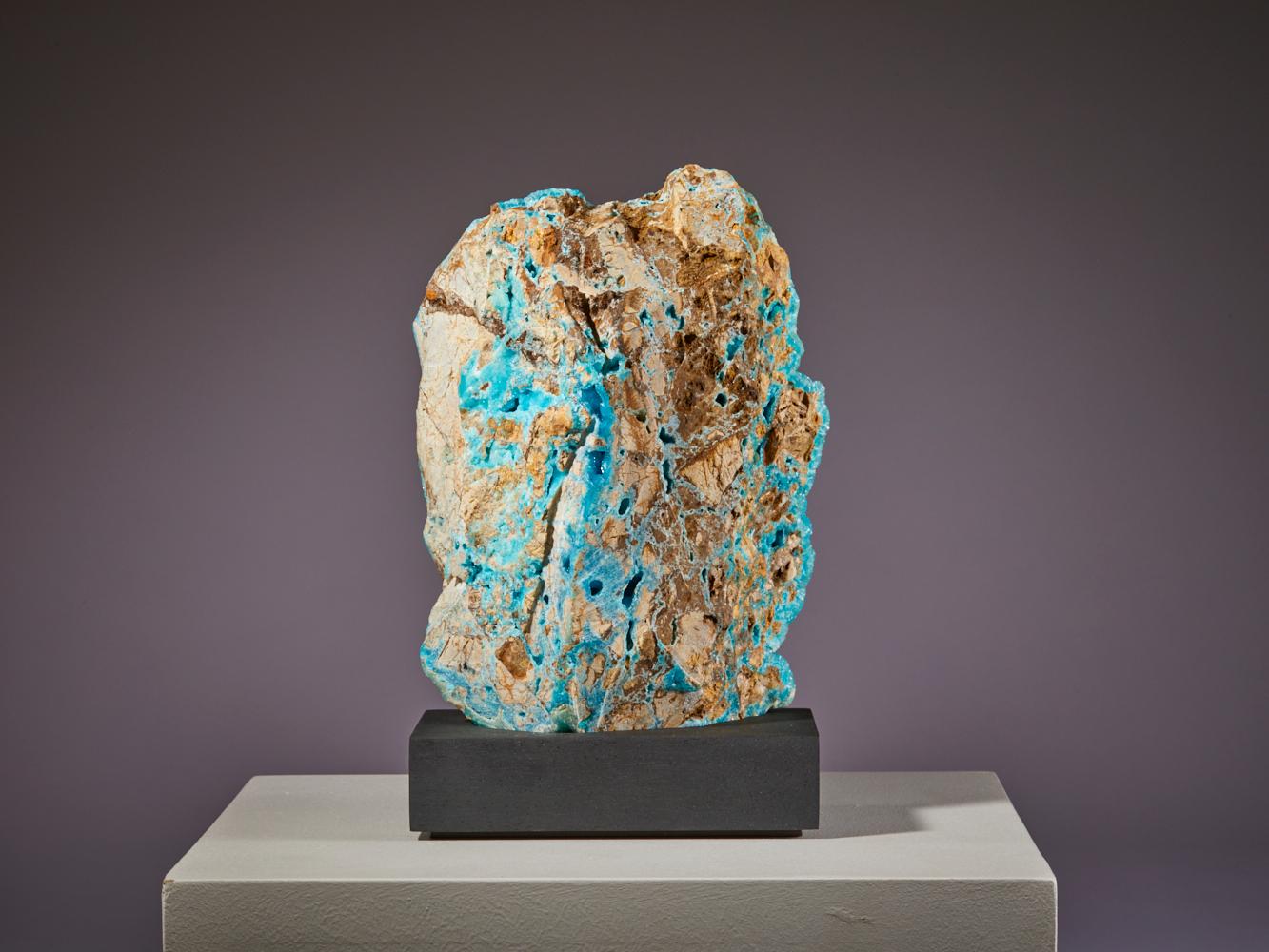 Plongez dans les teintes captivantes de cet exceptionnel spécimen d'hémimorphite de Chine. Cette pièce unique présente un gradient de couleurs envoûtant, passant en douceur d'un vert vibrant à un turquoise profond, créant un spectacle visuel à la
