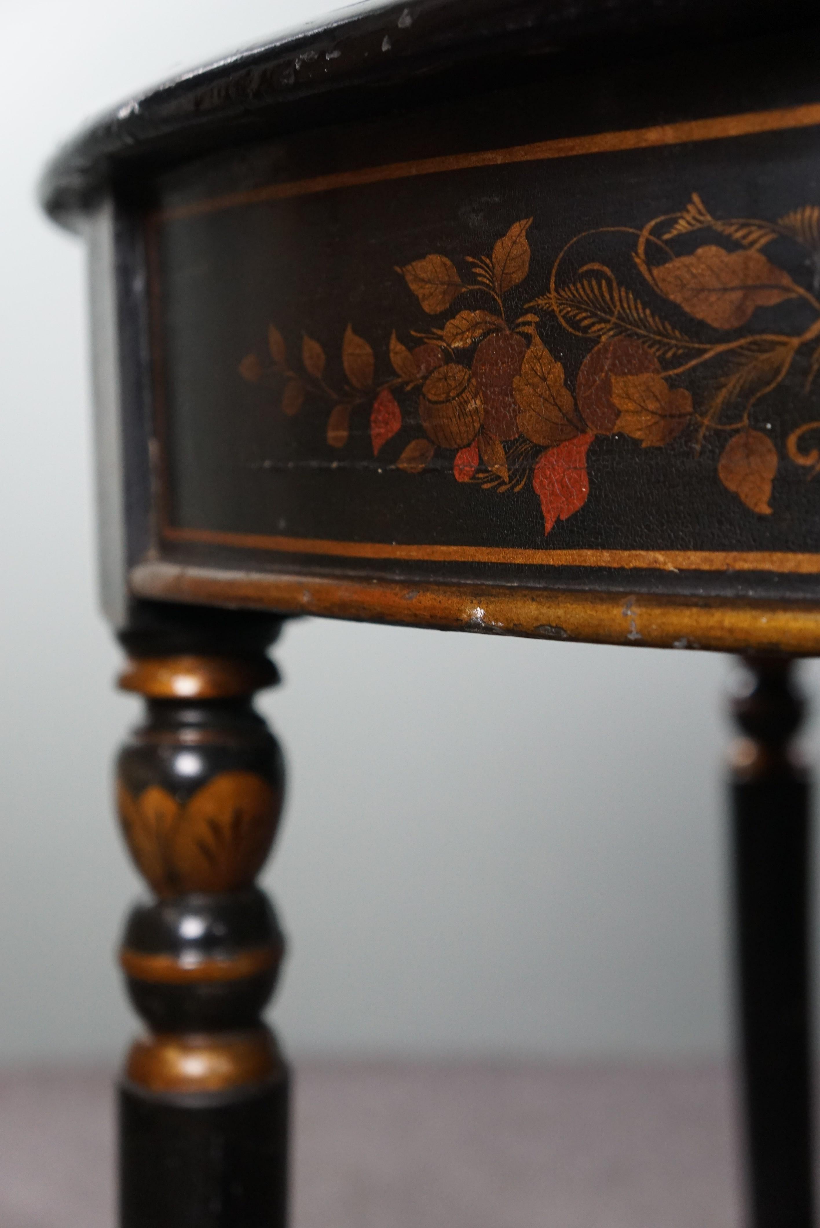 Enchanting lacquered antique side table with Japanese/Eastern influences In Fair Condition For Sale In Harderwijk, NL
