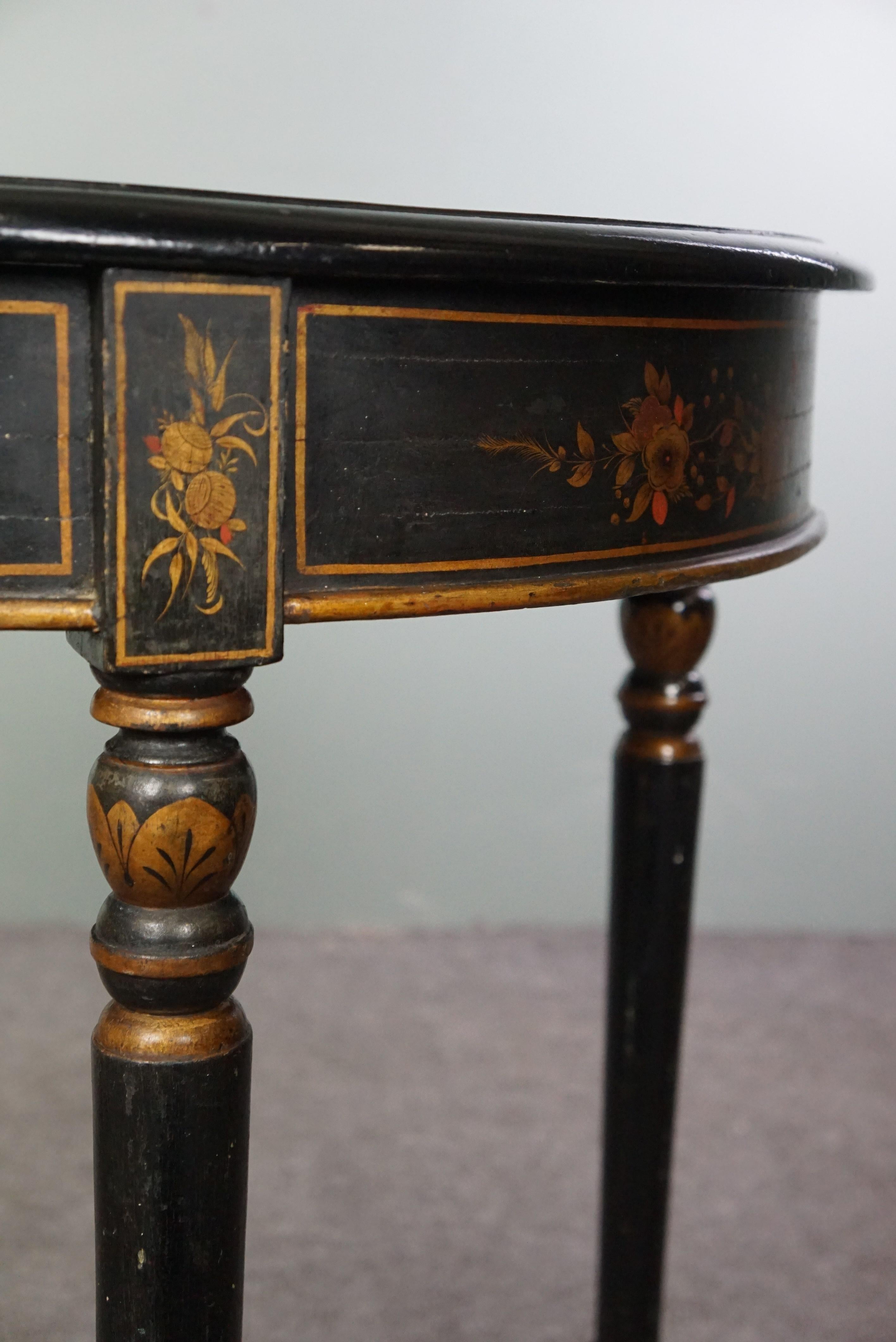 Early 20th Century Enchanting lacquered antique side table with Japanese/Eastern influences For Sale