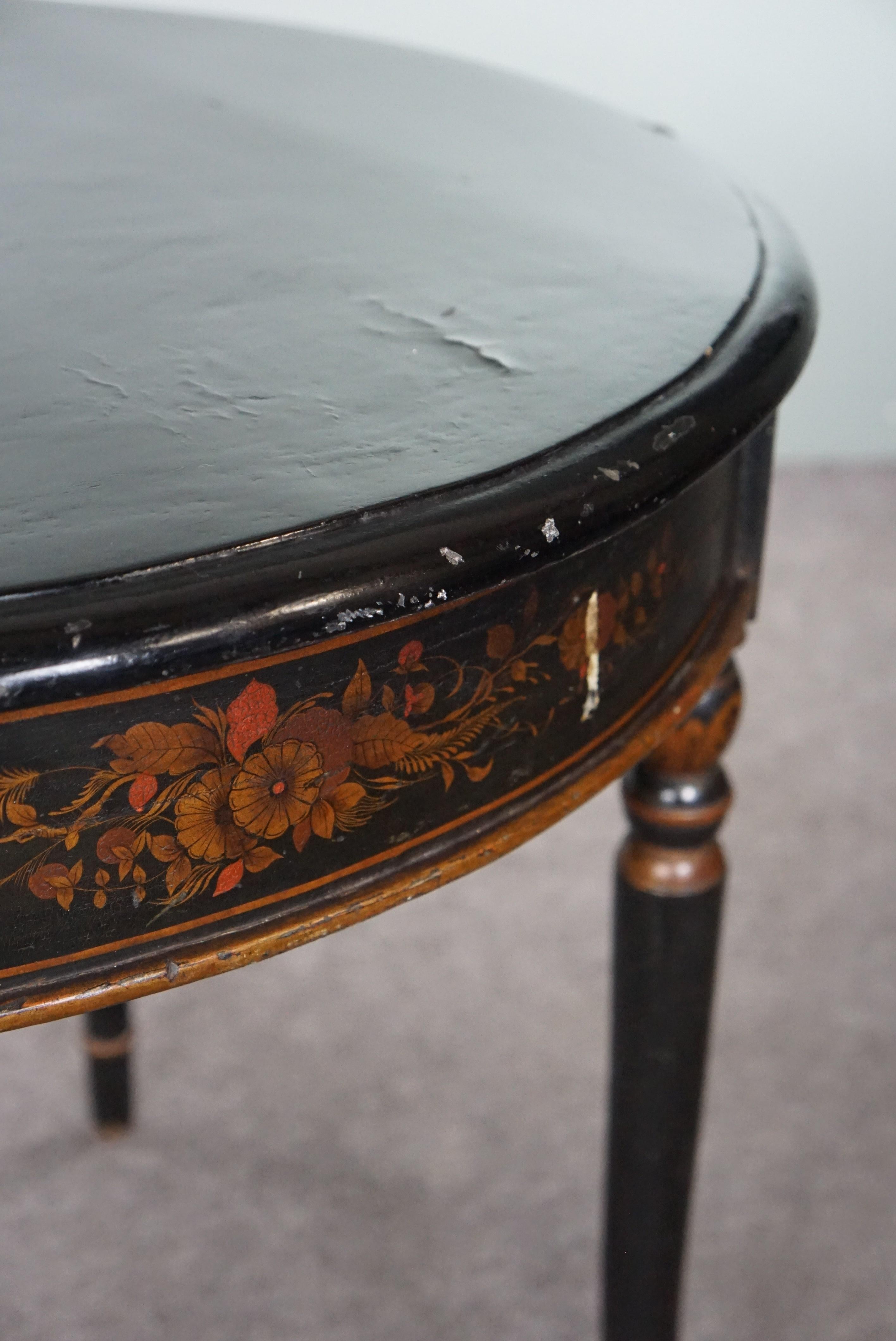 Wood Enchanting lacquered antique side table with Japanese/Eastern influences For Sale