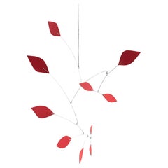 Mouvement enchanteresse : Sculpture cinétique en fer et mousse rouge vibrant