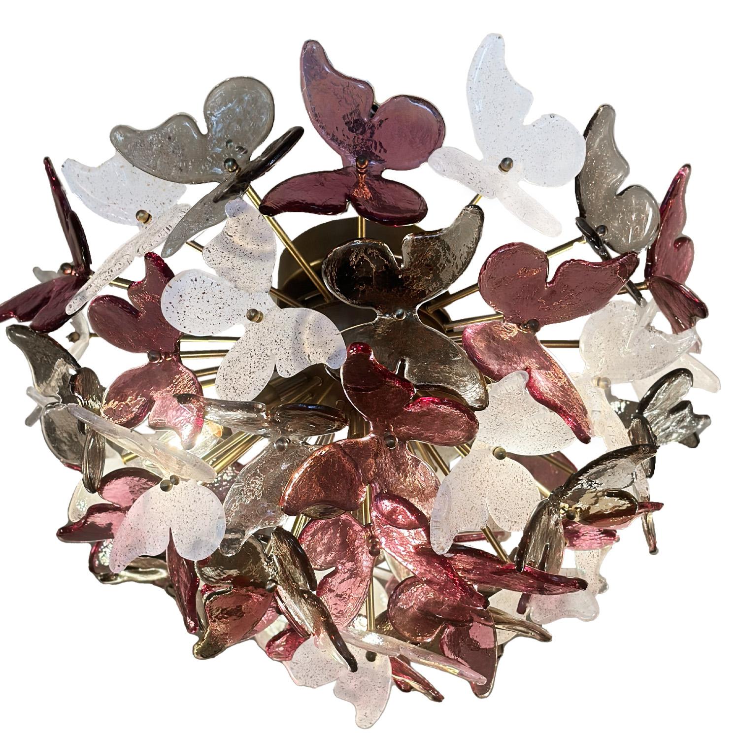 Trasforma la tua casa in un santuario incantato con questa splendida ed eterna lampada a farfalla in vetro di Murano. Questo stravagante ciondolo emette una luce calda che ti farà fare un volo incantato con le farfalle di vetro che volteggiano e