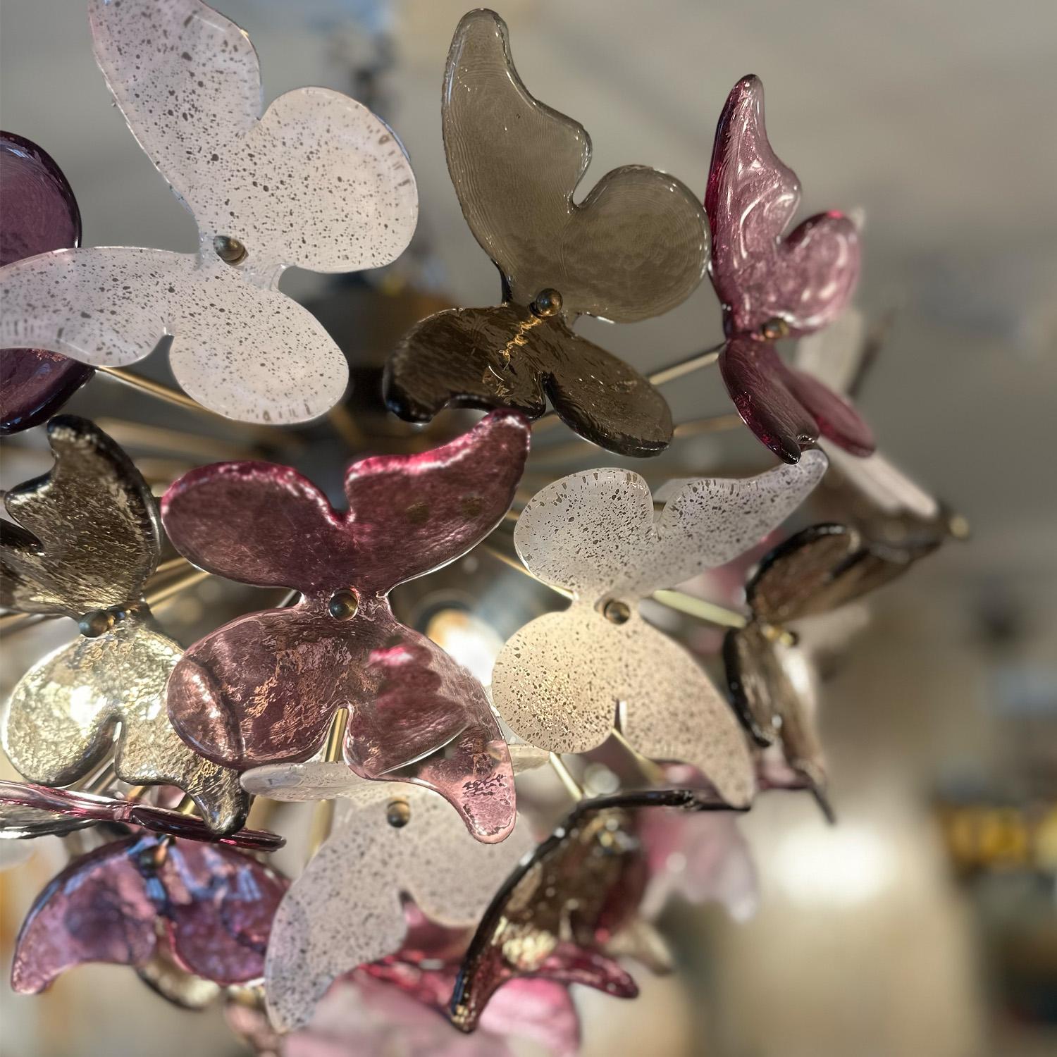Italiano Incantevole ciondolo a farfalla in vetro di Murano in vendita