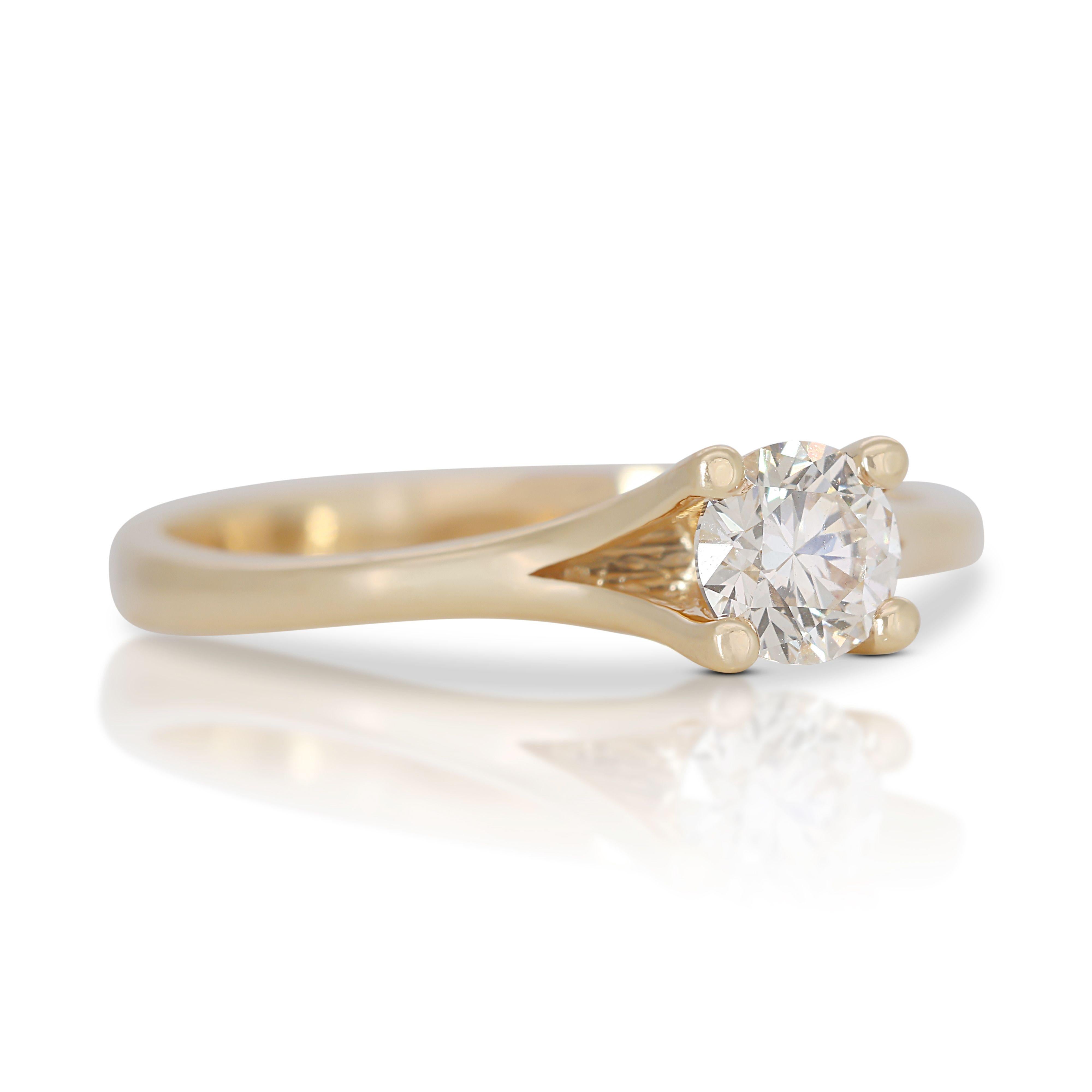 Enchanting Solitaire: 0.38 ct Diamond Shimmers in Warm 14K Gold In New Condition For Sale In רמת גן, IL