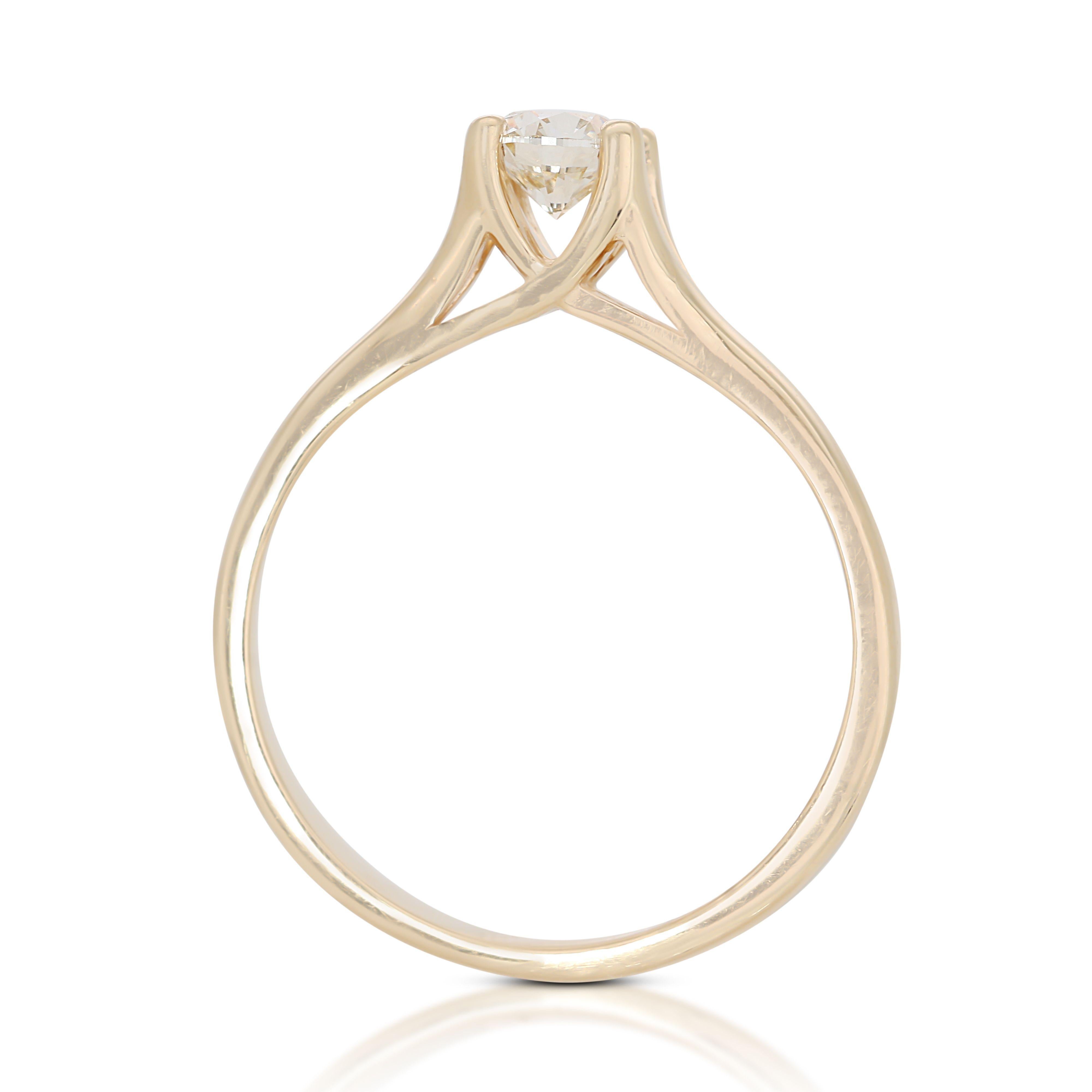 Women's Enchanting Solitaire: 0.38 ct Diamond Shimmers in Warm 14K Gold For Sale