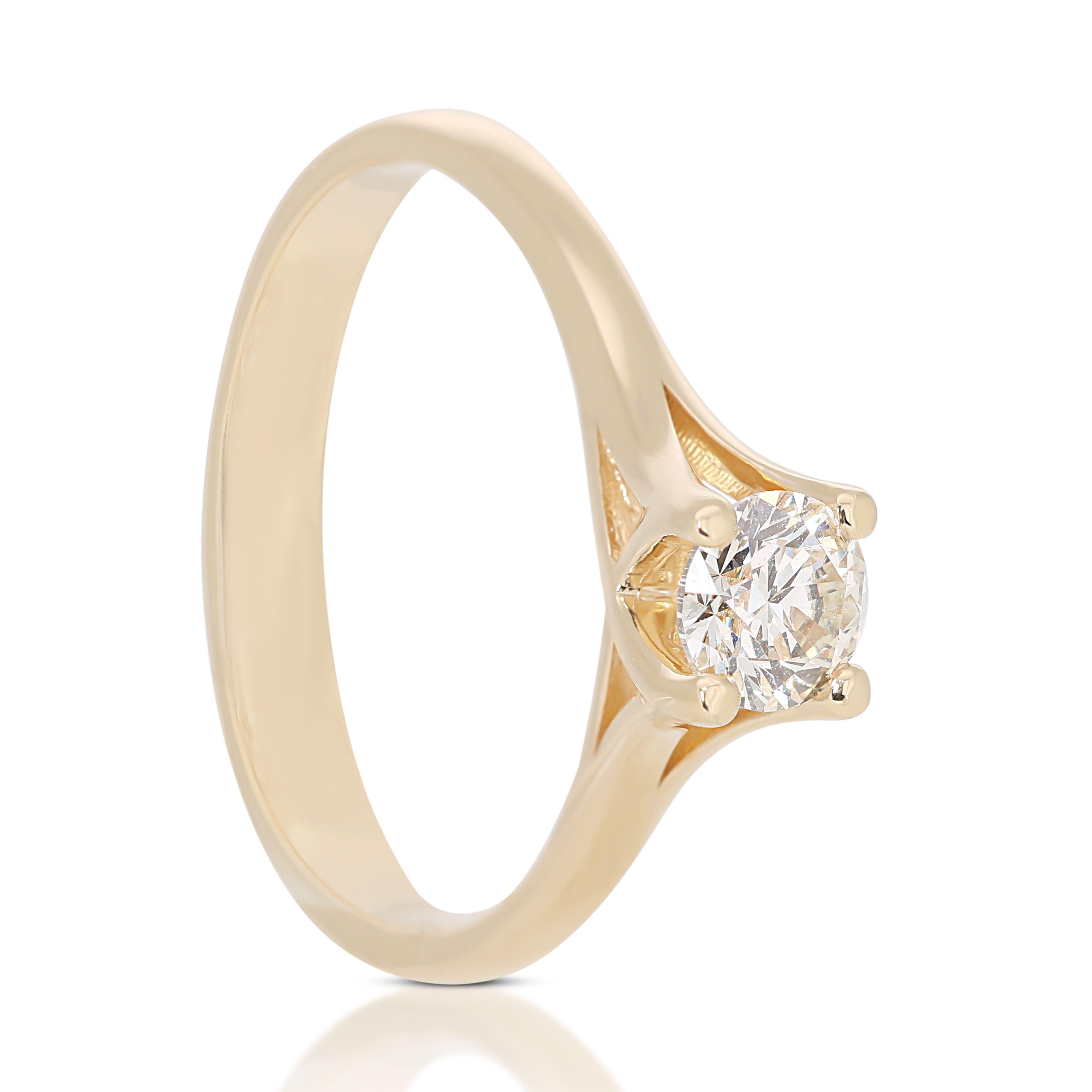 Enchanting Solitaire: 0.38 ct Diamond Shimmers in Warm 14K Gold For Sale 2