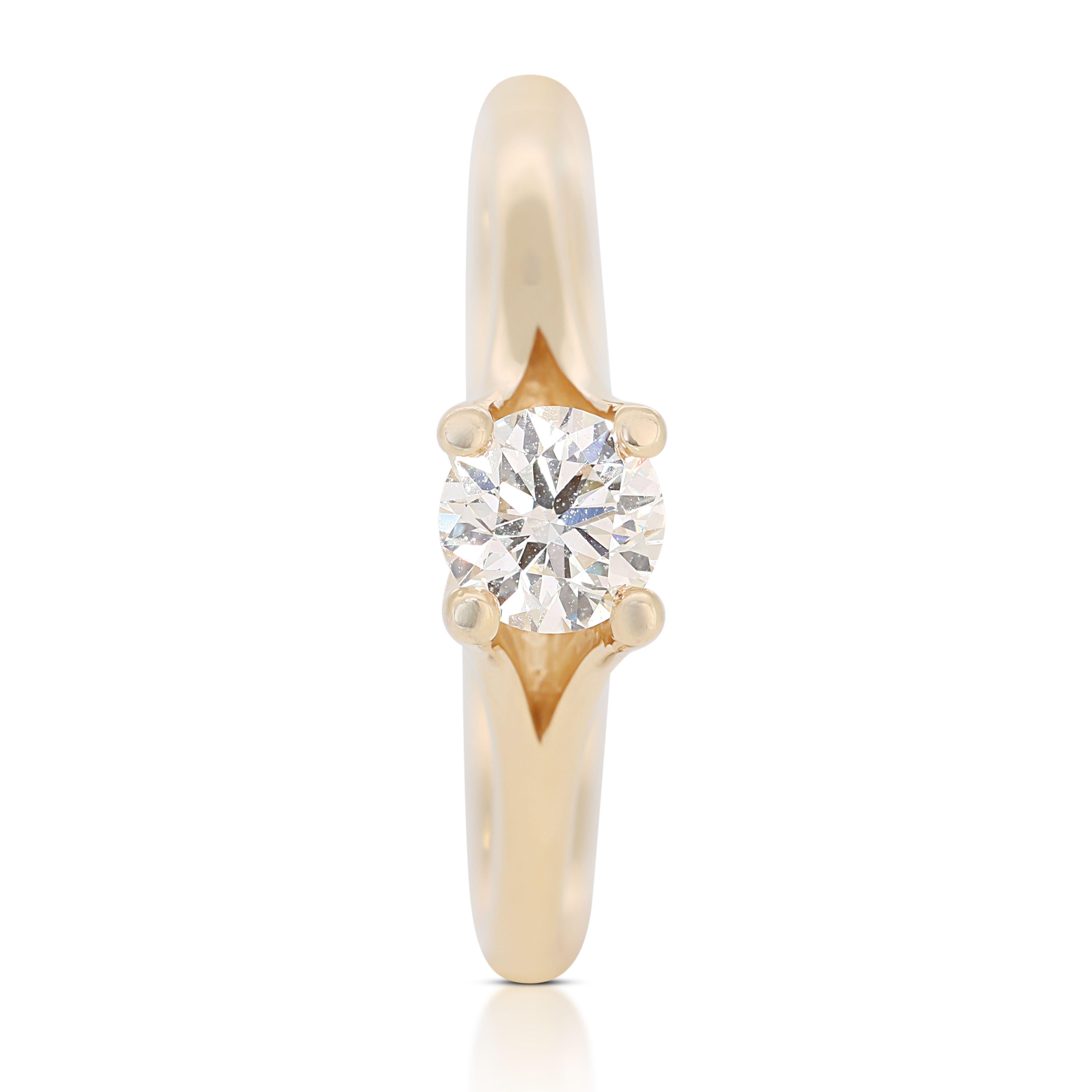 Enchanting Solitaire: 0.38 ct Diamond Shimmers in Warm 14K Gold For Sale 3