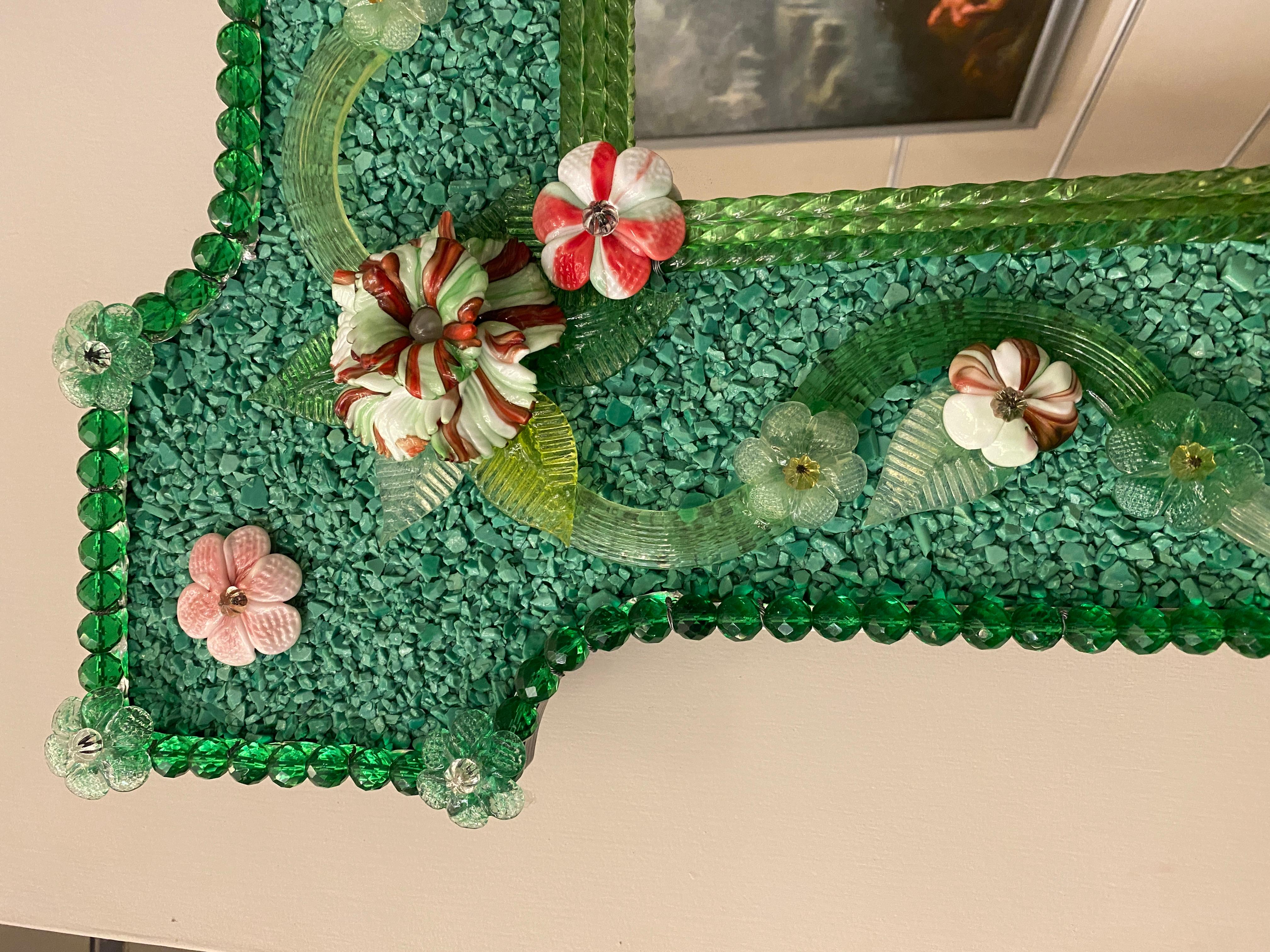 Italiano Incantevole specchio in vetro di Murano con fiori multicolore in vendita
