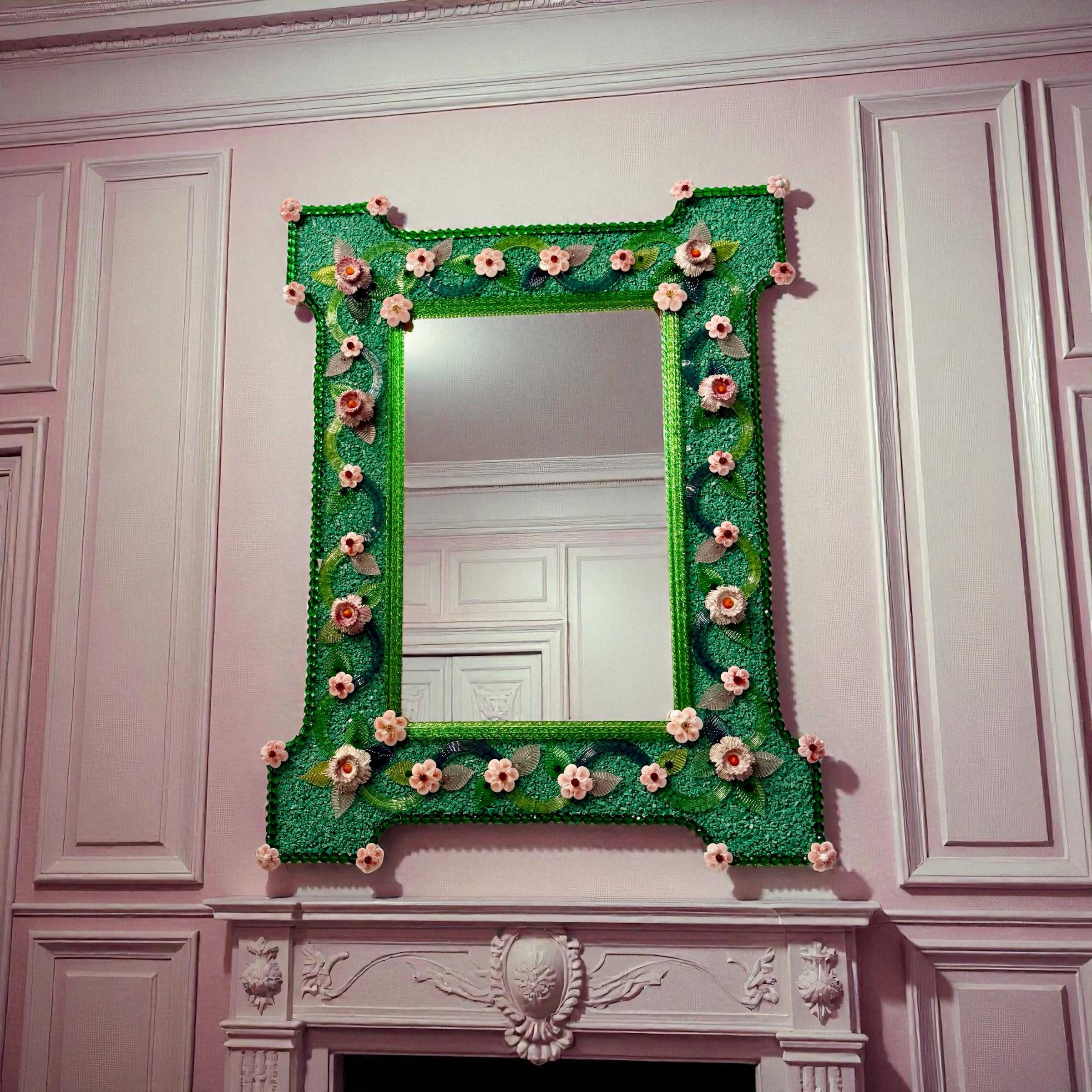 Miroir vénitien en verre de Murano avec fleurs roses en vente 6