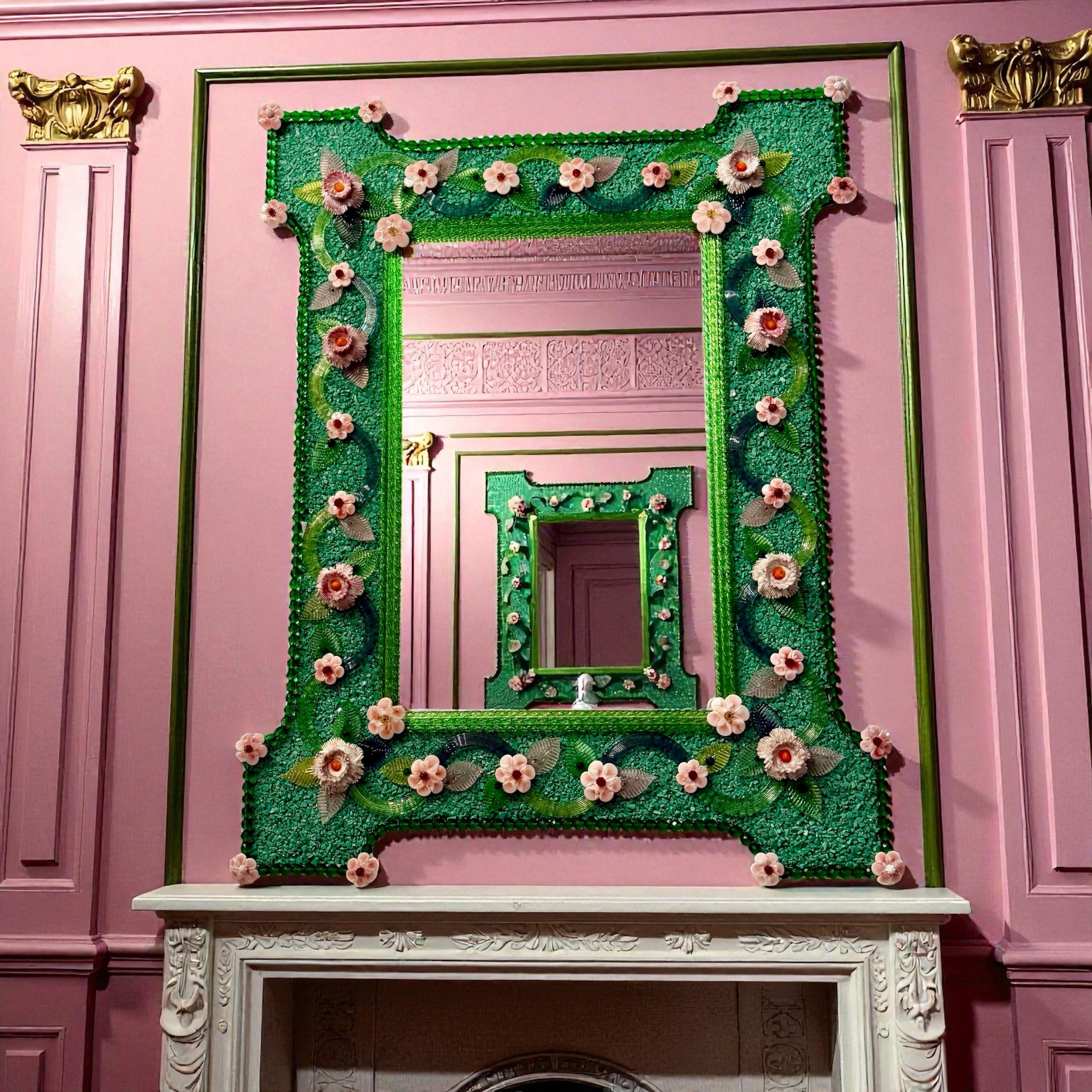 Charmant miroir vénitien avec cadre vert. Le long des bords du cadre se trouvent des accents de corde en verre vert et de nombreuses fleurs en verre pasta vitrea rose.
Exécuté par le grand maître de Murano.
 Nous pouvons personnaliser la taille et
