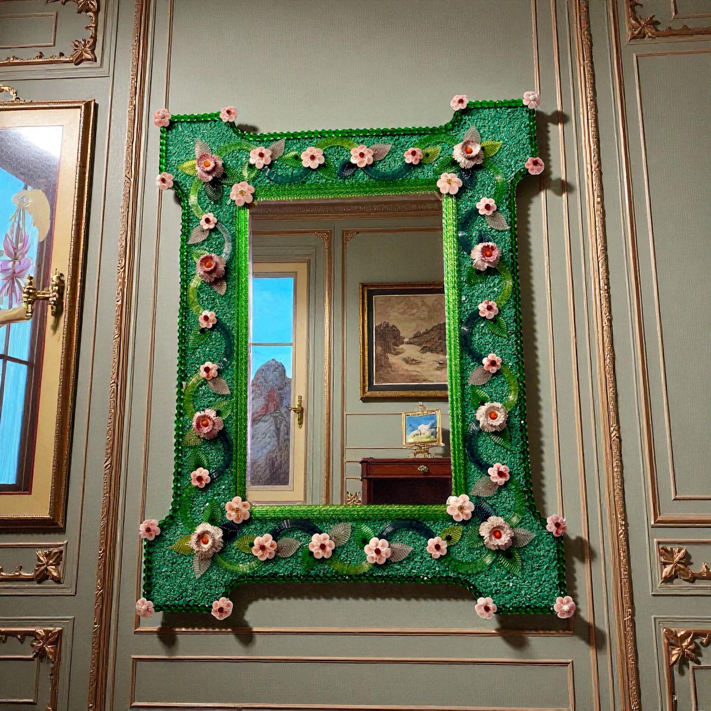 italien Miroir vénitien en verre de Murano avec fleurs roses en vente
