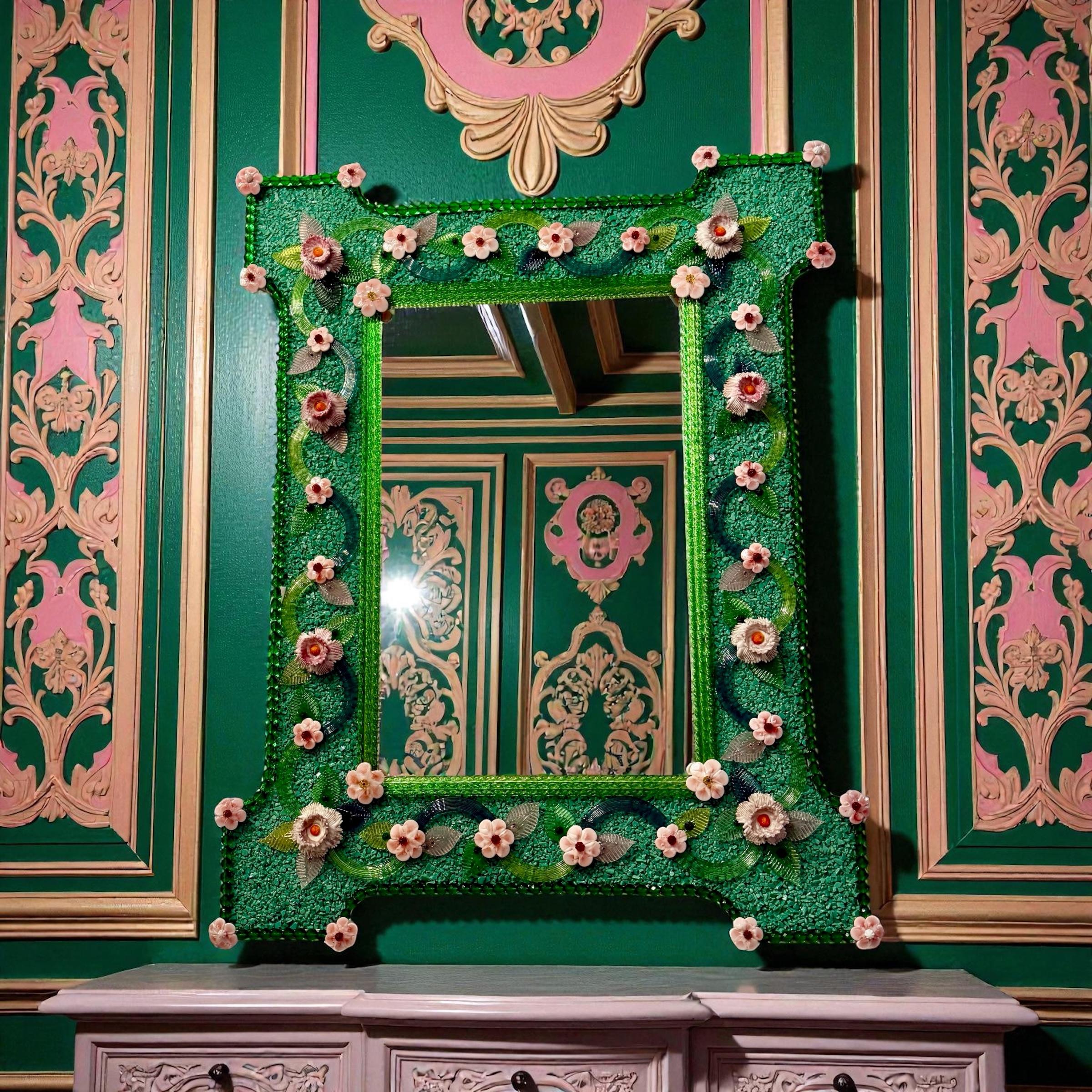 Miroir vénitien en verre de Murano avec fleurs roses Excellent état - En vente à Rome, IT