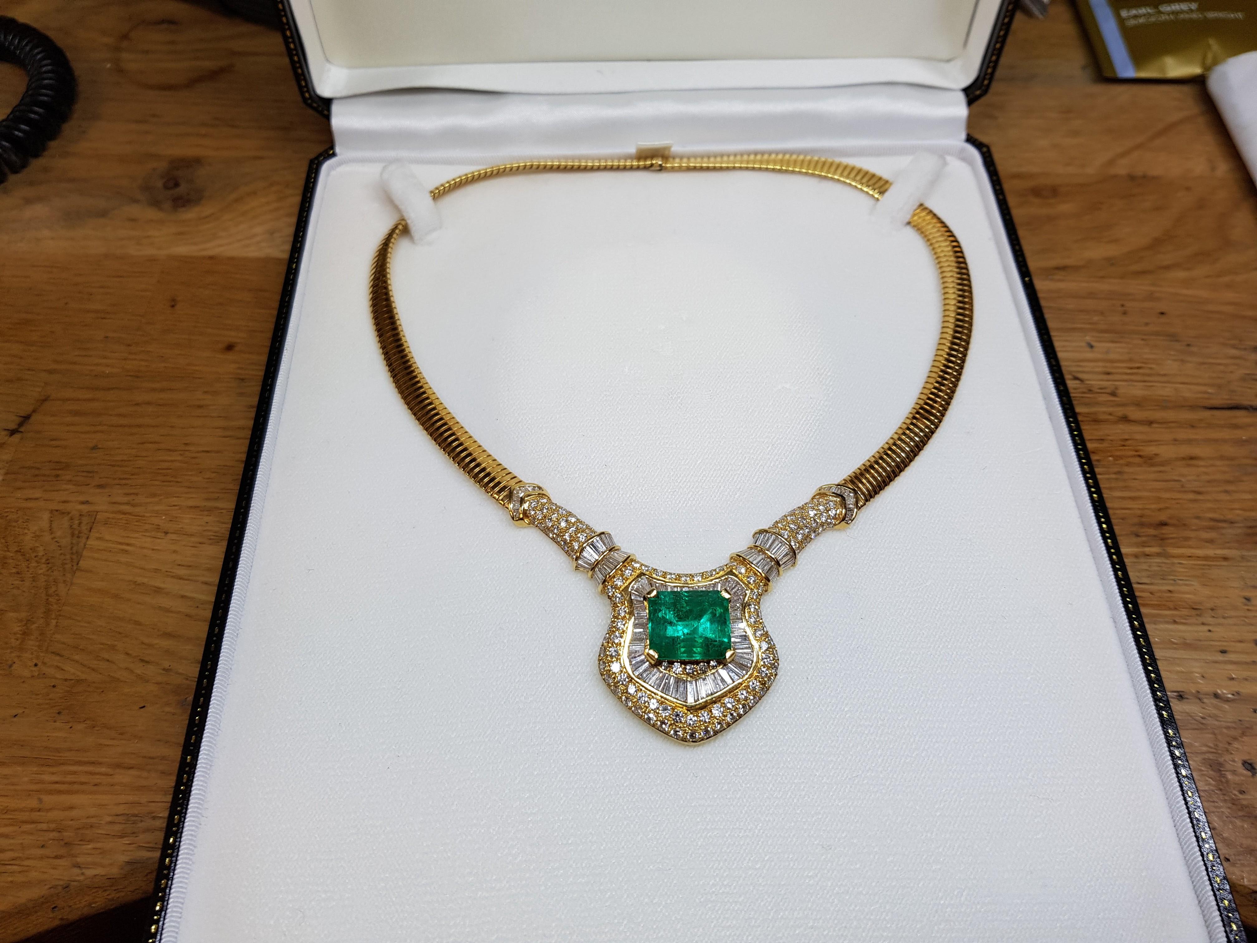 Enchantress Emerald and Diamond Necklace In Excellent Condition For Sale In London, GB