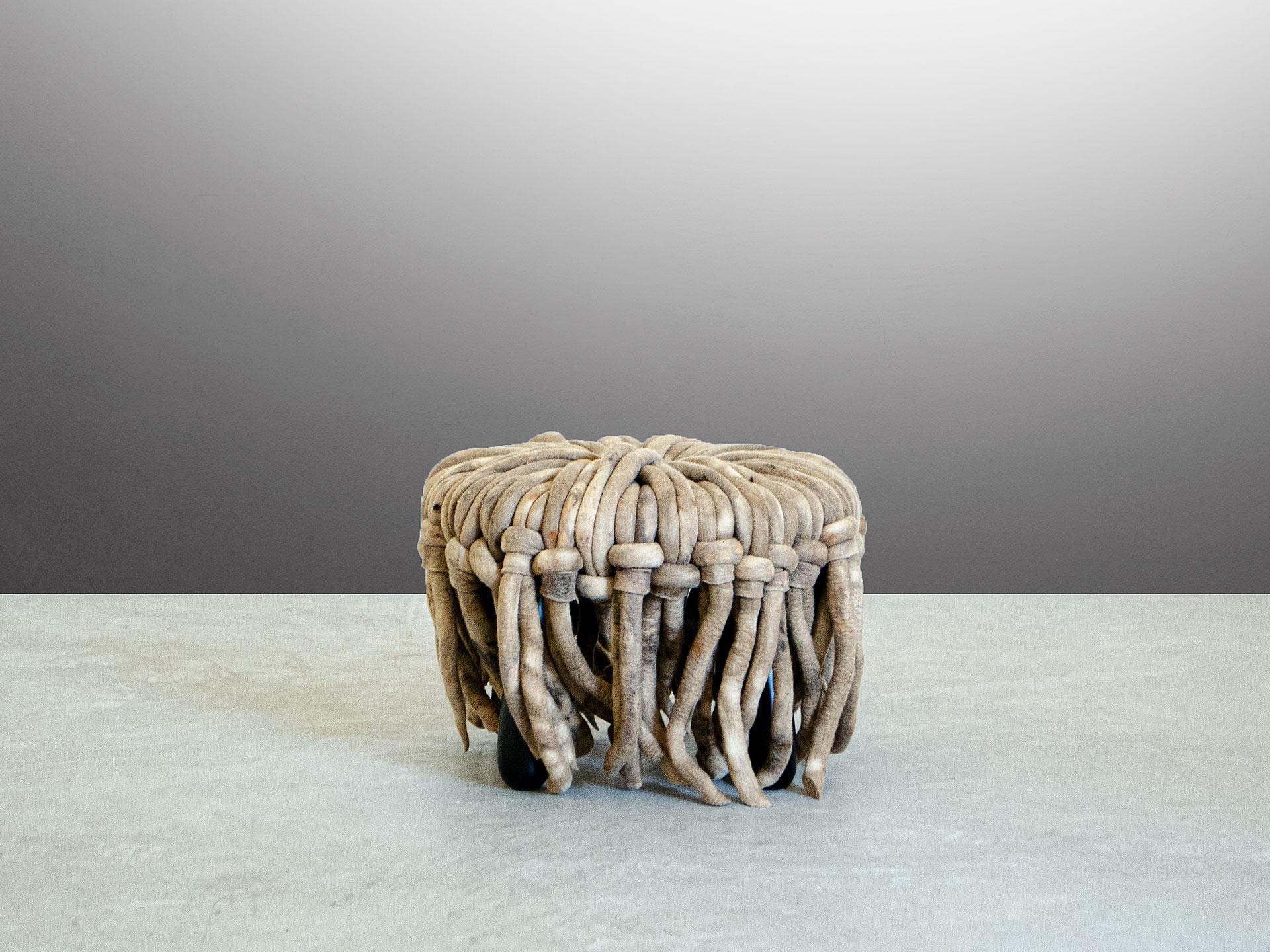 Inês Schertel ist voller Persönlichkeit und kreiert einzigartige Stücke, indem sie alte Techniken zur Verarbeitung von Schafwolle mit zeitgenössischem Design und Innovation verbindet. Sie gilt als einer der prominentesten Namen in der