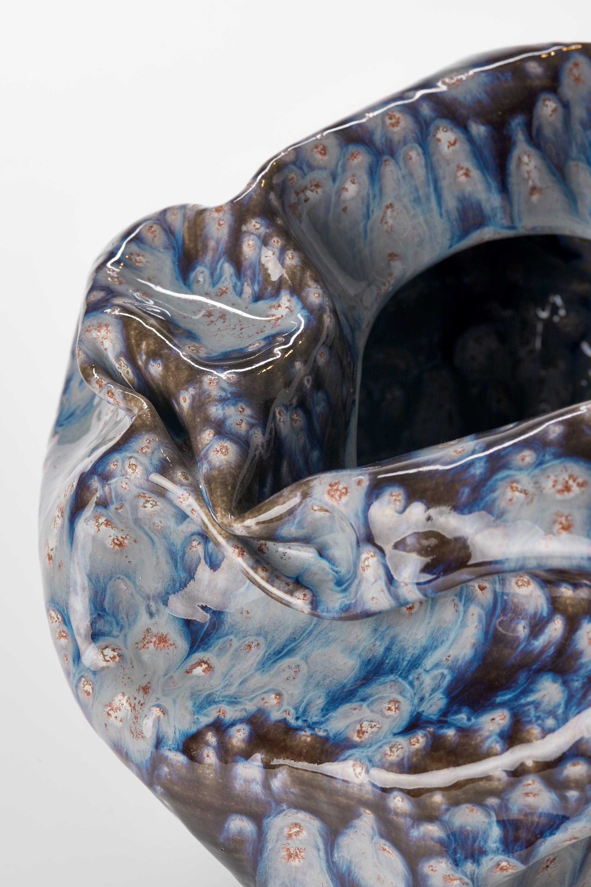 Enclosed Form in Galactic Blue No 111, sculpture by Nicholas Arroyave-Portela In New Condition For Sale In London, GB