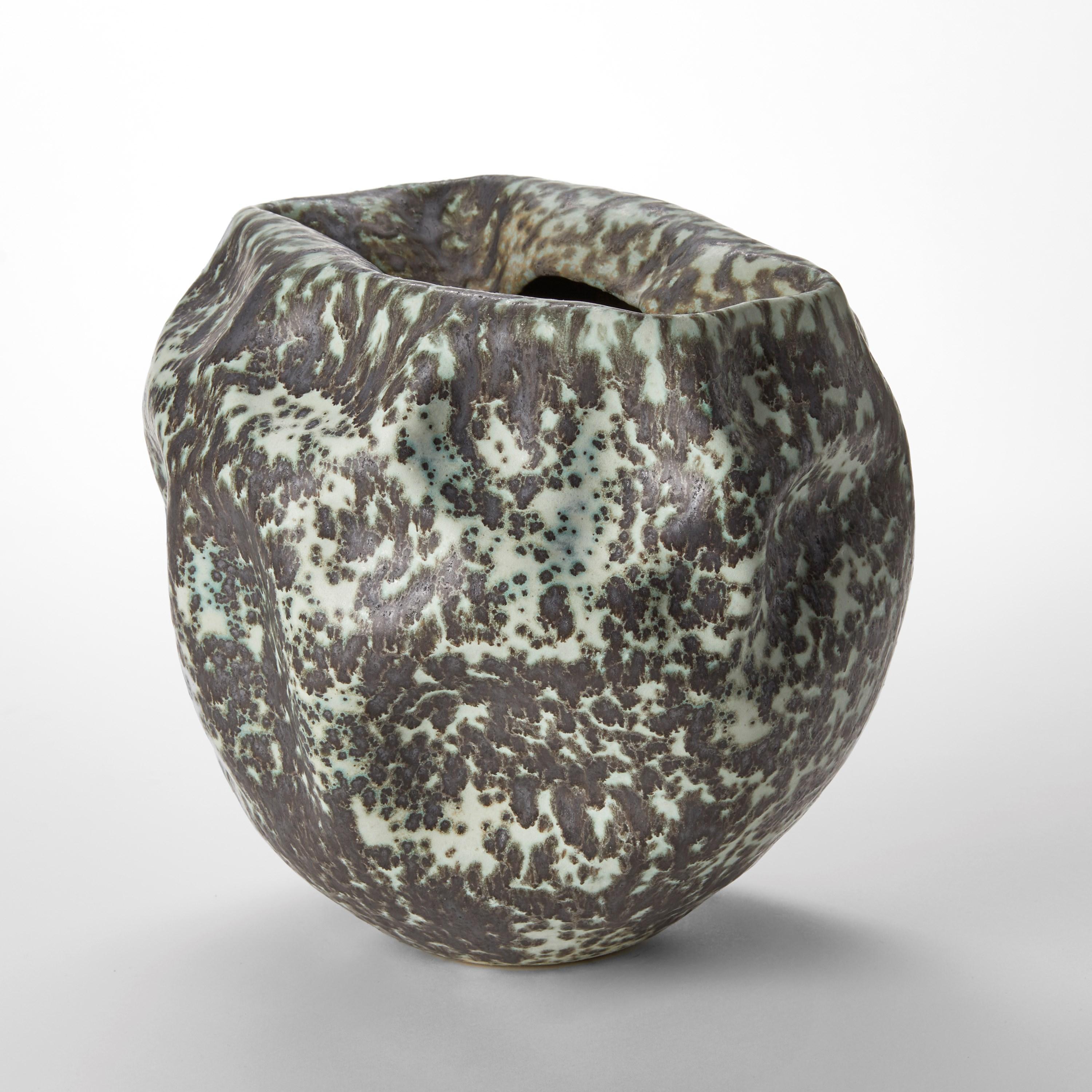 Forma cerrada de menta moteada y carbón nº 109