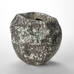 Enclosed Form in gesprenkelter Mint & Holzkohle Nr 109 von Nicholas Arroyave-Portela