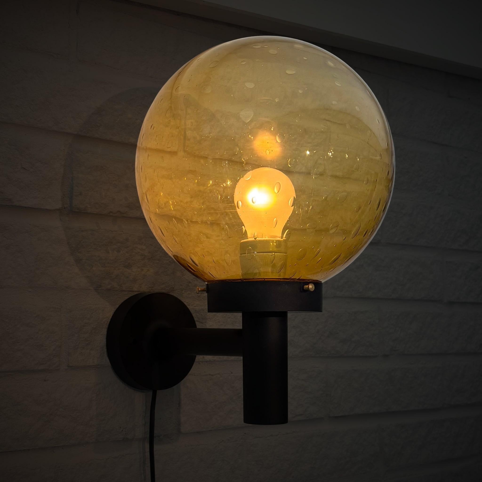 Scandinave moderne Enco, lampe de façade extérieure scandinave, fibre de verre et verre, Suède, années 1970. en vente