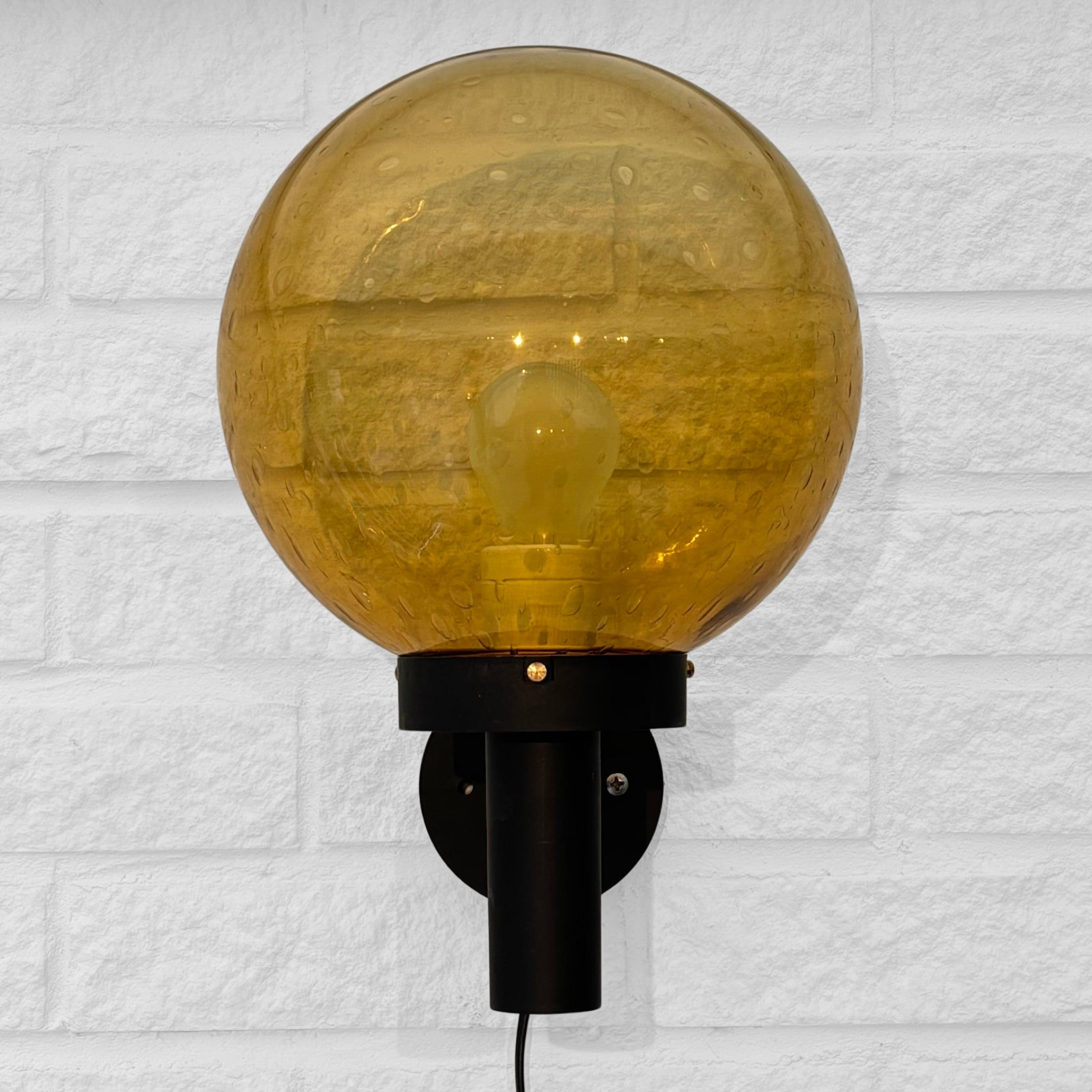 Suédois Enco, lampe de façade extérieure scandinave, fibre de verre et verre, Suède, années 1970. en vente
