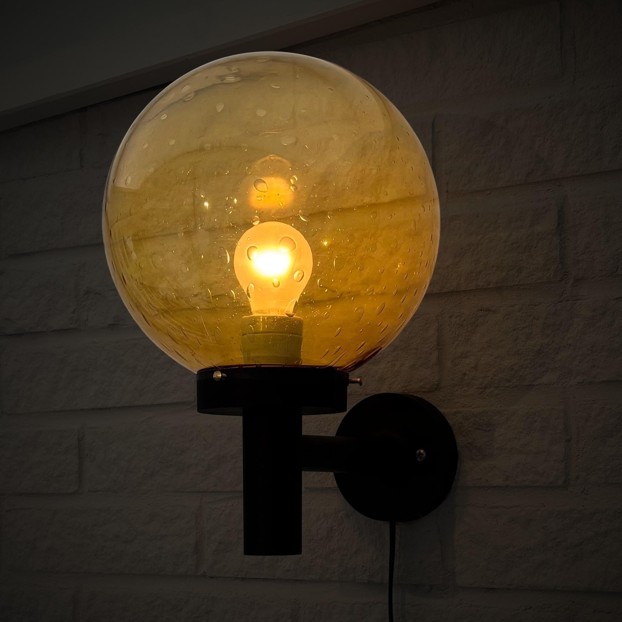 Nylon Enco, lampe de façade extérieure scandinave, fibre de verre et verre, Suède, années 1970. en vente