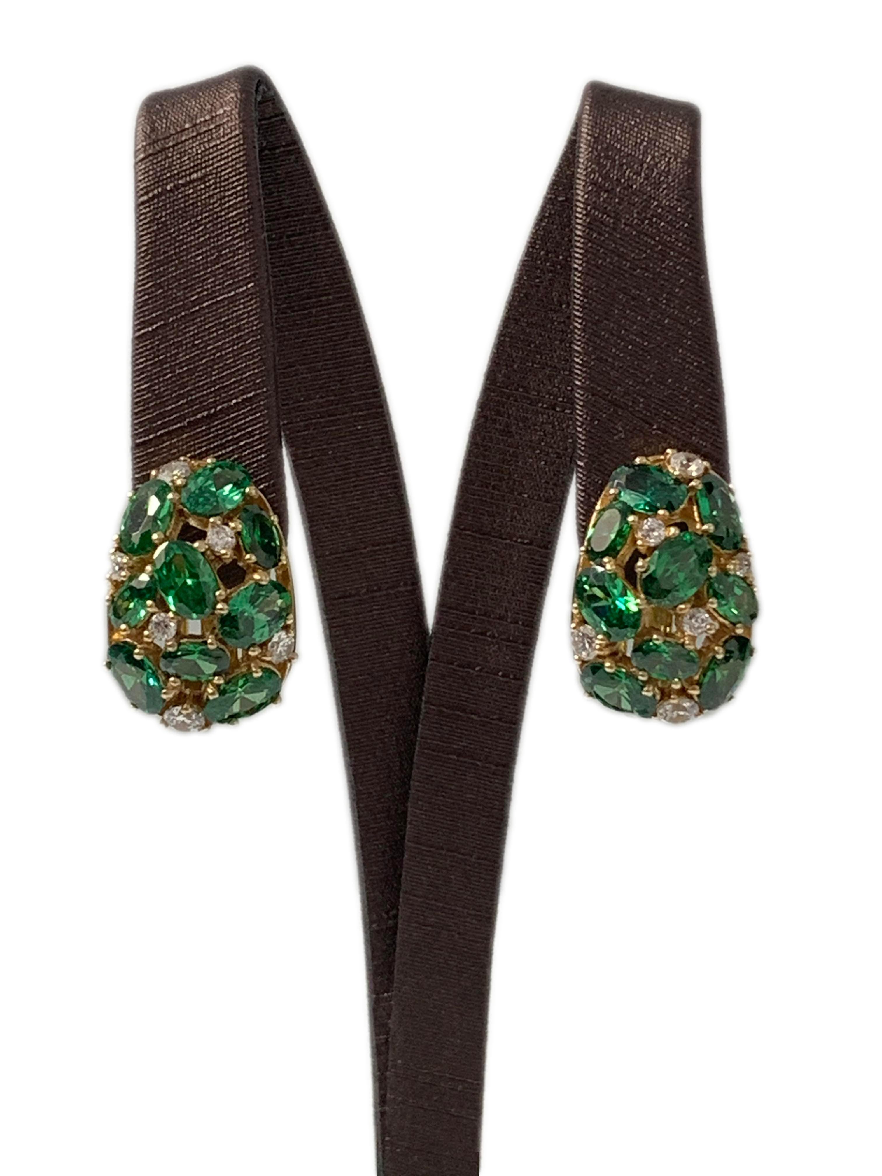 Wunderschöne eiförmige Ohrringe in grünem Nano-Smaragdkristall und simulierten Diamanten mit Clipverschluss

Diese Ohrringe bestehen aus 30 ovalen, hellen nano-grünen Smaragdkristallen und runden simulierten Diamanten, die in vergoldetem