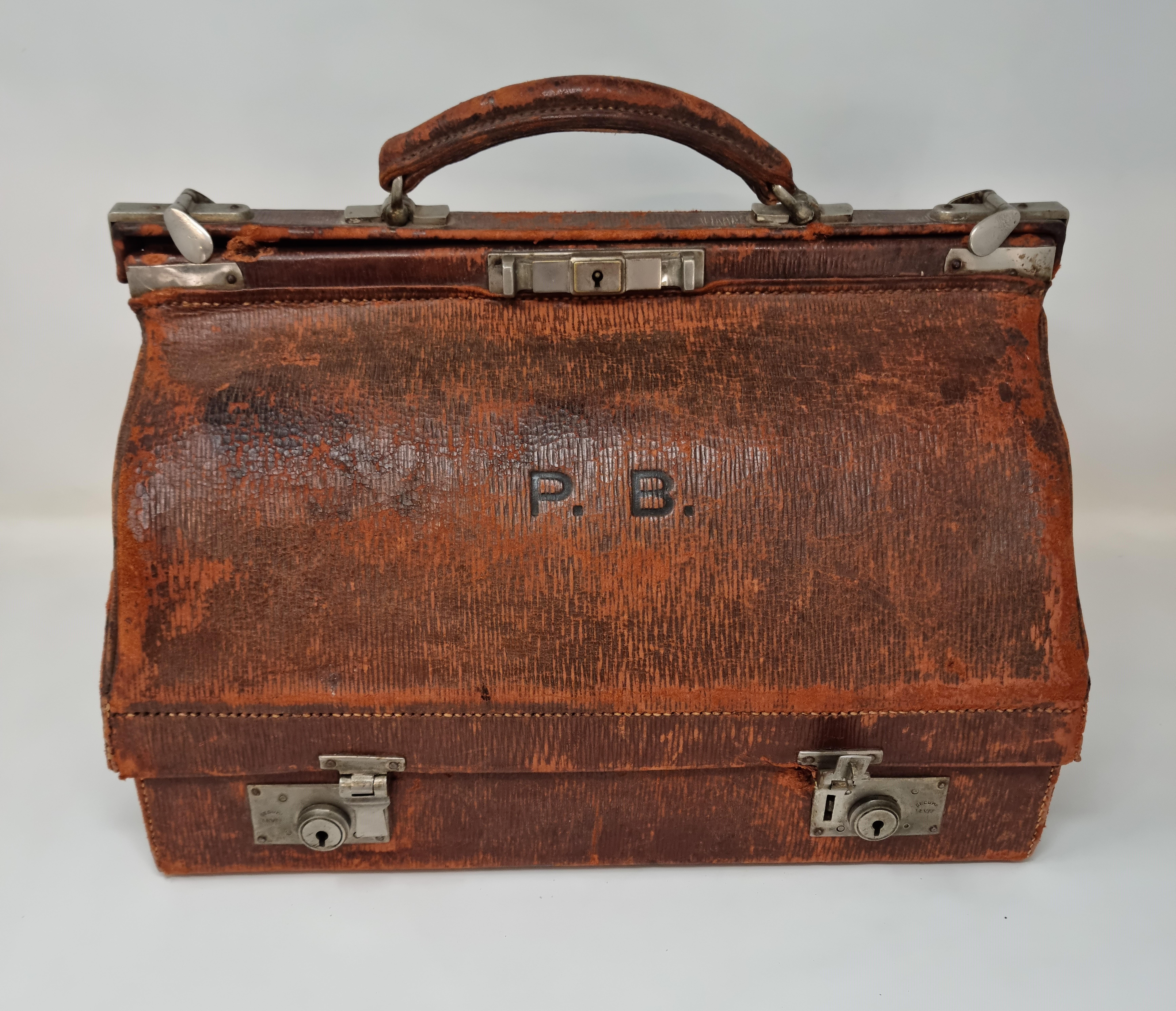Original medical suitcase with a double bottom containing the kit to kill vampires. England about 1890.