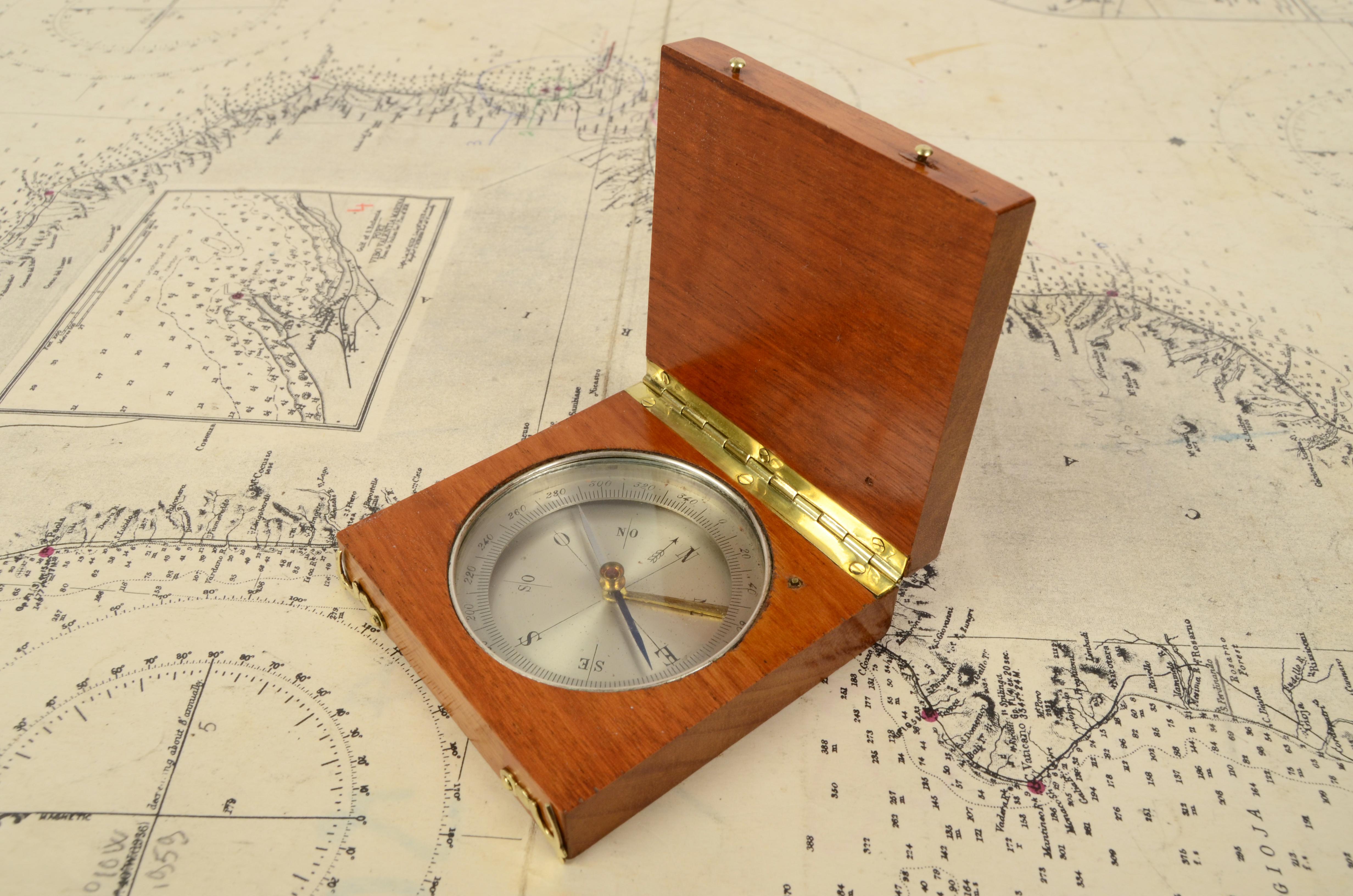 End 19th Century Antique Magnetic Topographic Compass Made in Brass and Oak For Sale 2