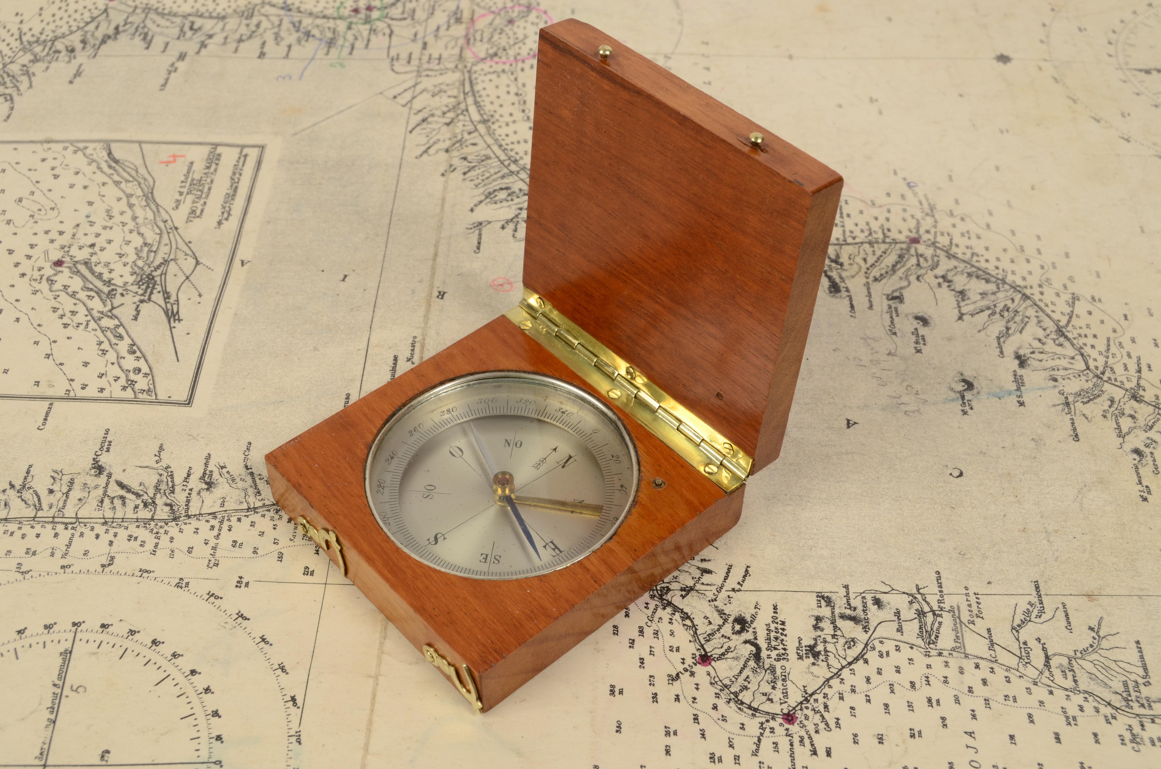 Magnetic topographic compass, of oak and brass; instrument consisting of a magnetized needle free to rotate on a horizontal plane, marking with the tip of the needle the direction of magnetic north, compass card with eight winds complete with
