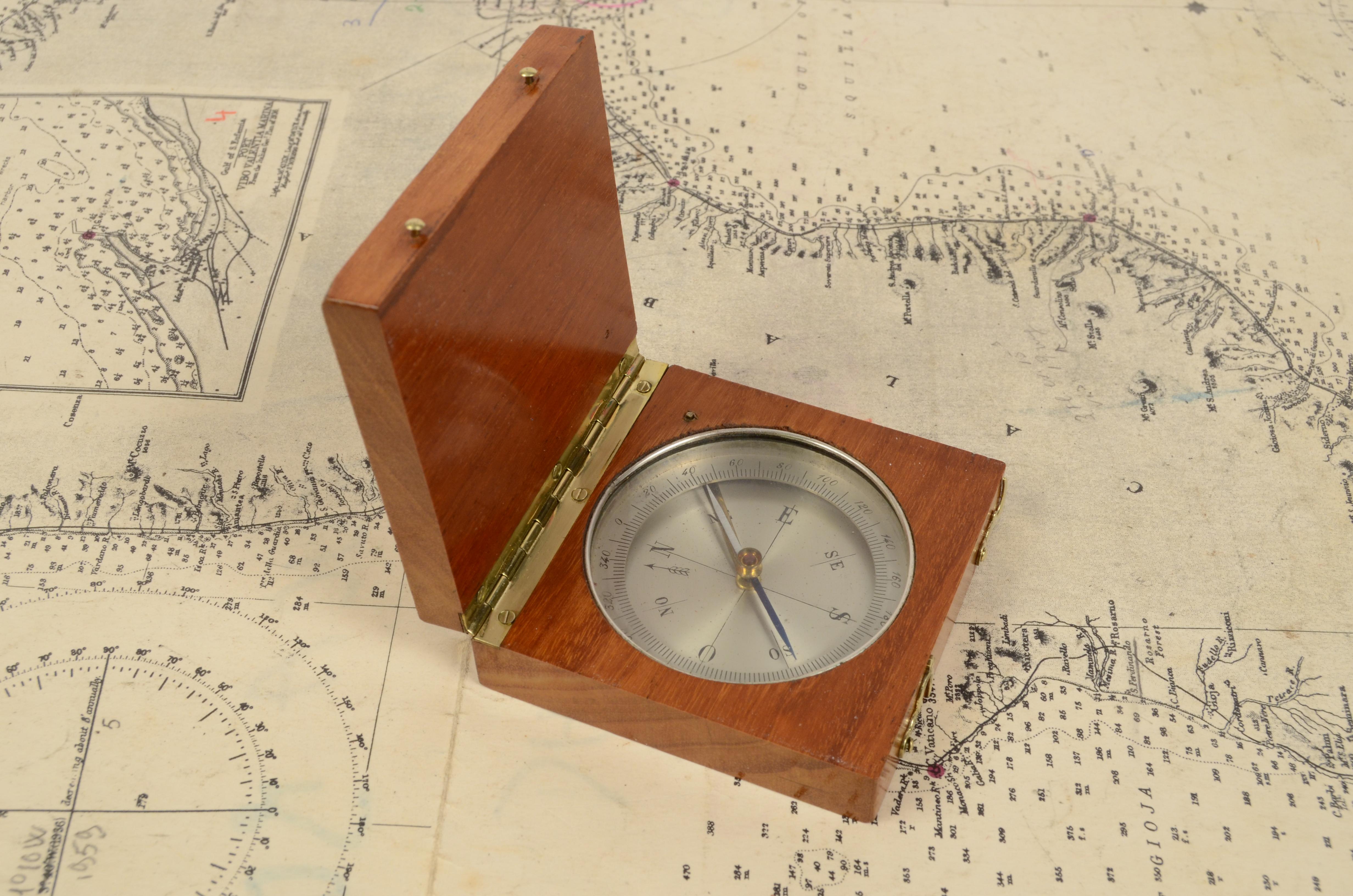 Antiker Magnetischer topografischer Kompass aus Messing und Eiche aus dem späten 19. Jahrhundert (Italienisch) im Angebot