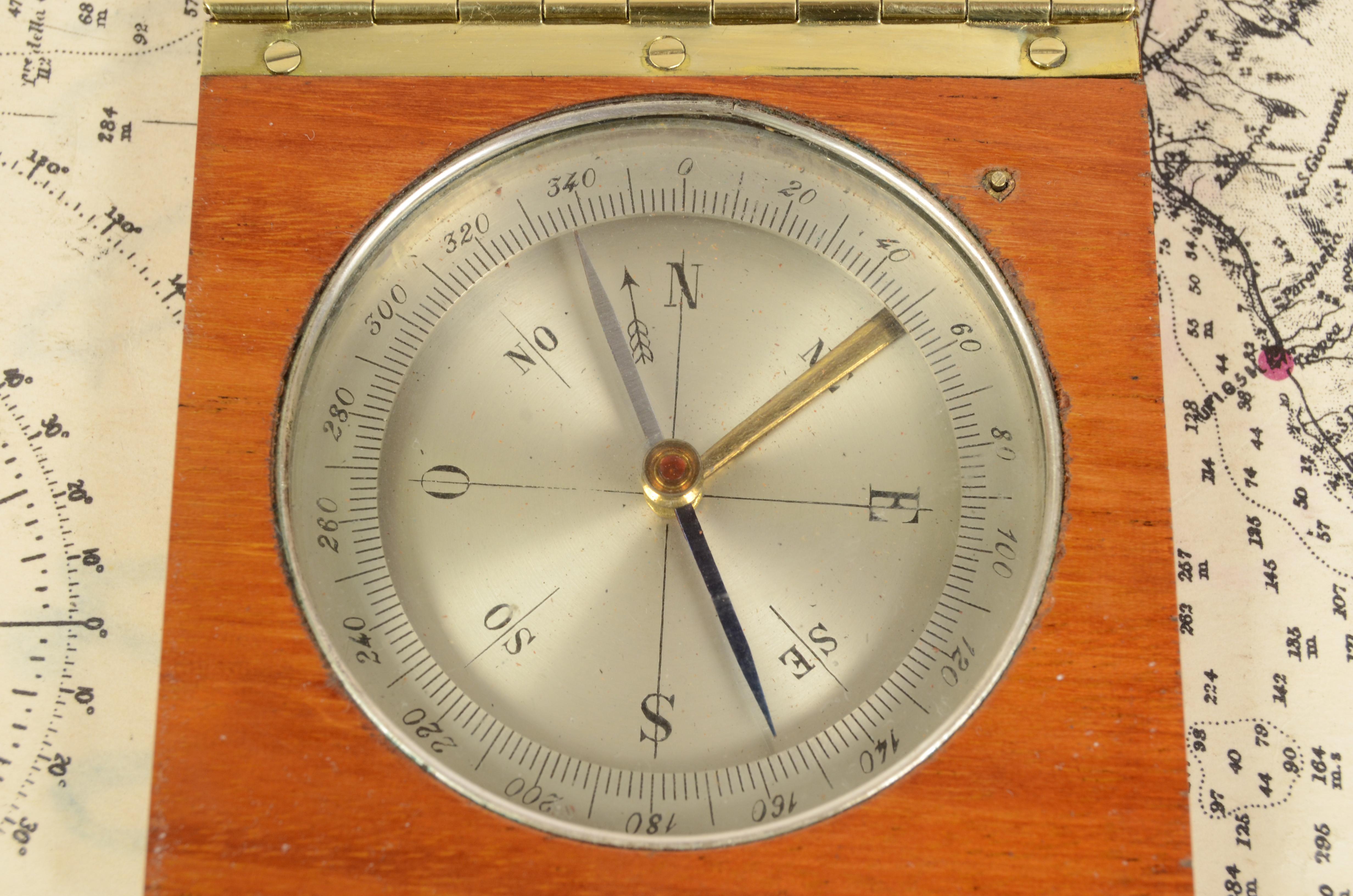 Antiker Magnetischer topografischer Kompass aus Messing und Eiche aus dem späten 19. Jahrhundert im Zustand „Gut“ im Angebot in Milan, IT