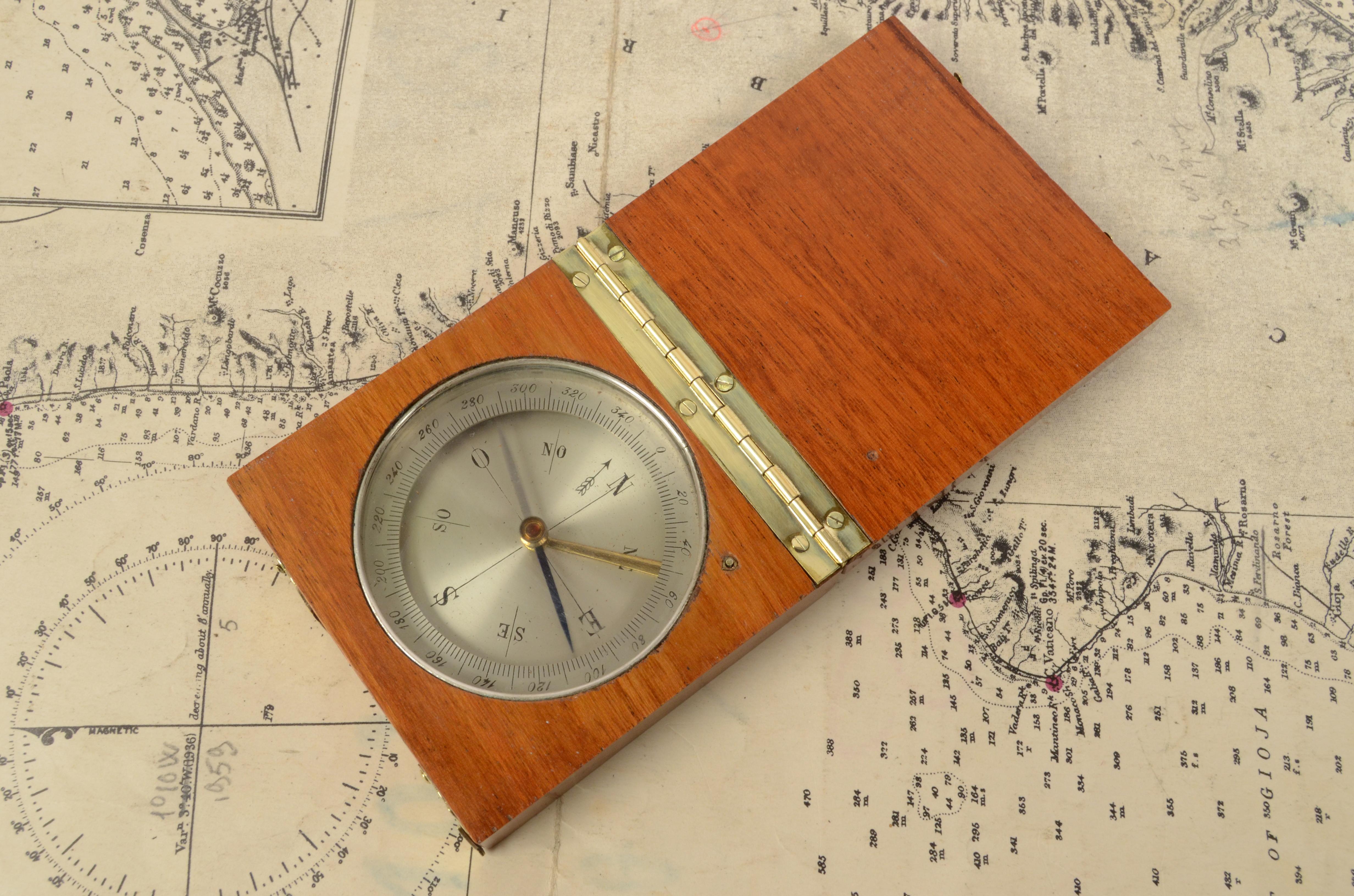 Antiker Magnetischer topografischer Kompass aus Messing und Eiche aus dem späten 19. Jahrhundert (Spätes 19. Jahrhundert) im Angebot