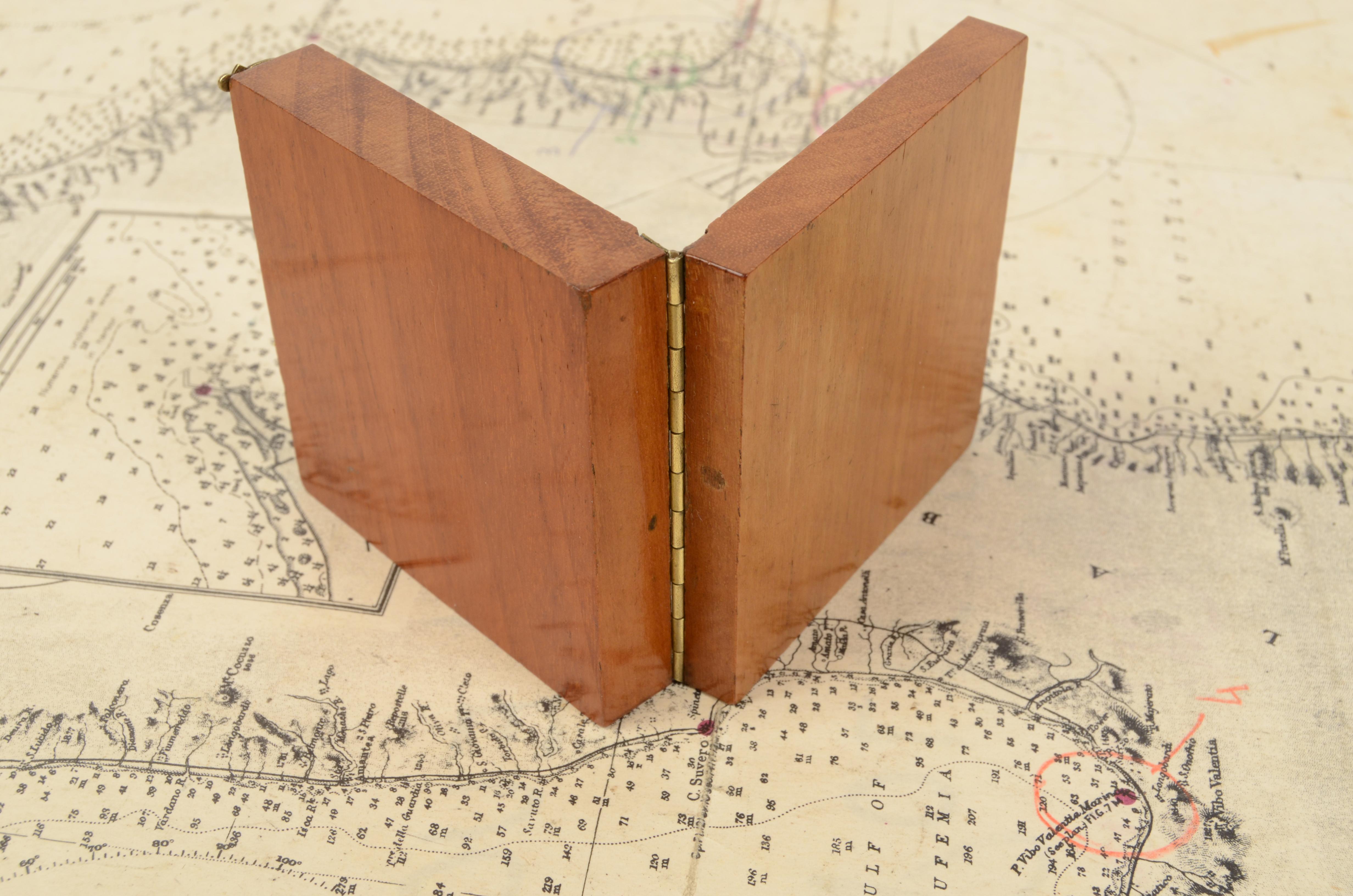 End 19th Century Antique Magnetic Topographic Compass Made in Brass and Oak In Good Condition For Sale In Milan, IT