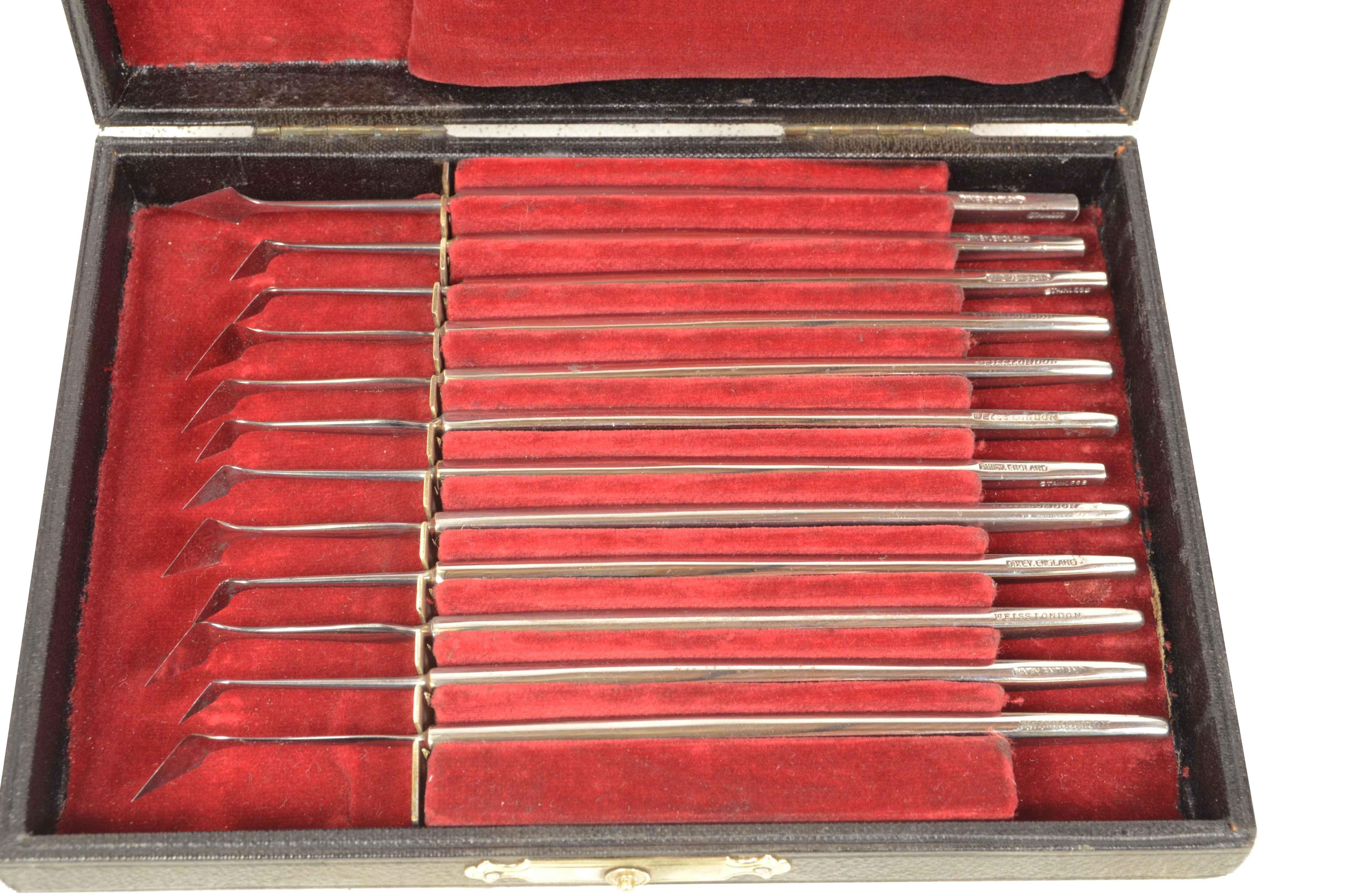Ophthalmisches Stahlchirurgie-Set, signiert J. Weiss & Son Ltd London und Dixey England, hergestellt Ende des XIX Jahrhunderts ca., in seiner ursprünglichen Holzkiste mit Leder überzogen, rotem Samt Interieur, Messing Verschlusshaken. 
Sehr guter