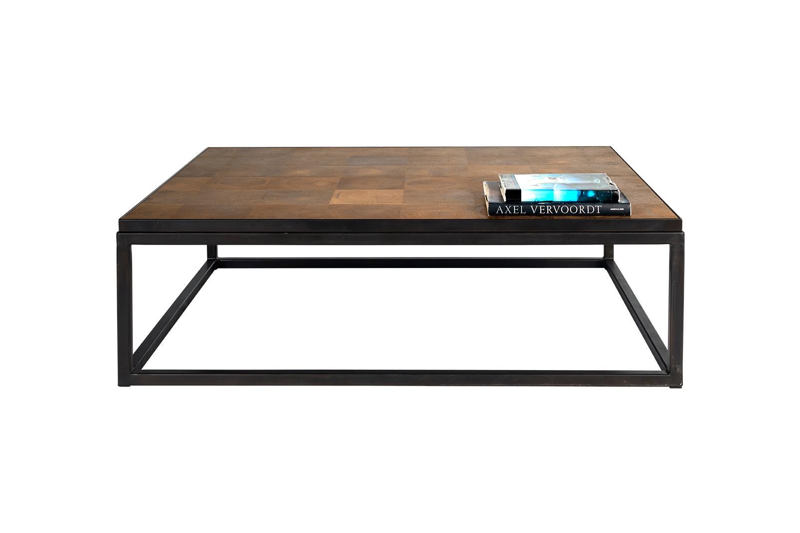 Nord-américain Table basse en chêne taillé à l'extrémité avec bandes d'acier sur base minimaliste en acier en vente