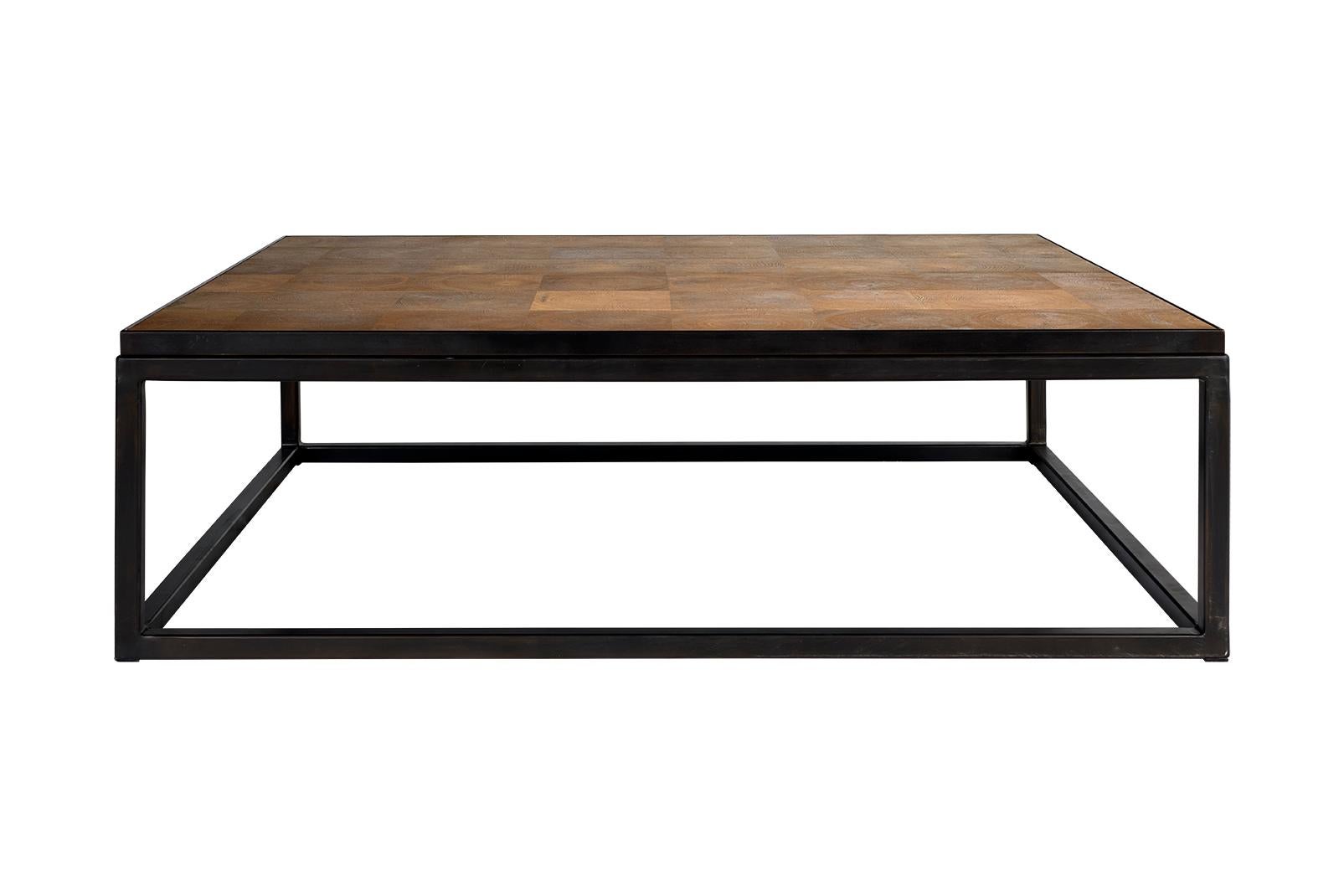 Table basse en chêne taillé à l'extrémité avec bandes d'acier sur base minimaliste en acier Bon état - En vente à Dallas, TX