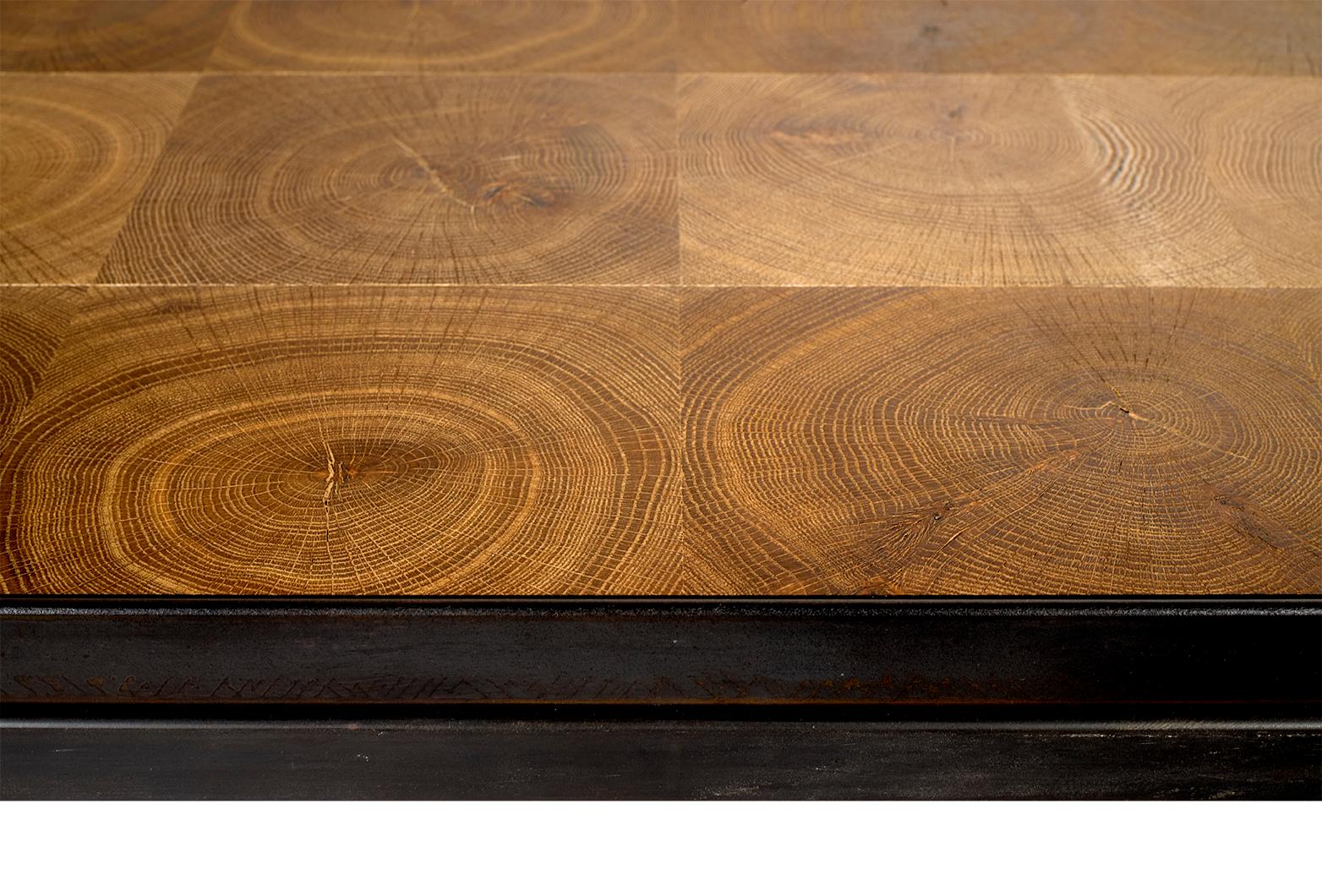 Table basse en chêne taillé à l'extrémité avec bandes d'acier sur base minimaliste en acier en vente 1