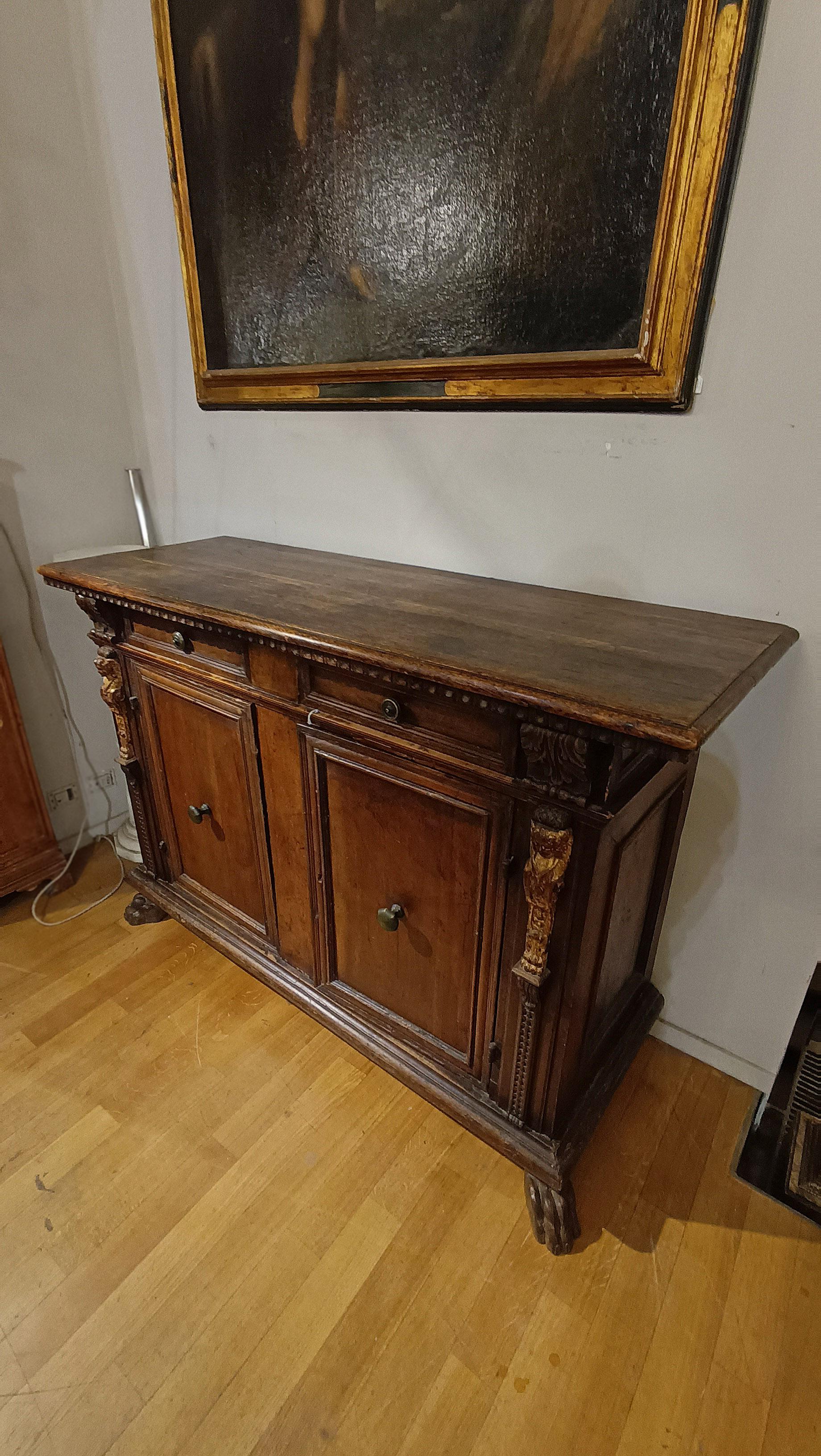 END OF 16th-EARLY 17th CENTURY SIDEBOARD WITH CARYATIDS  For Sale 3