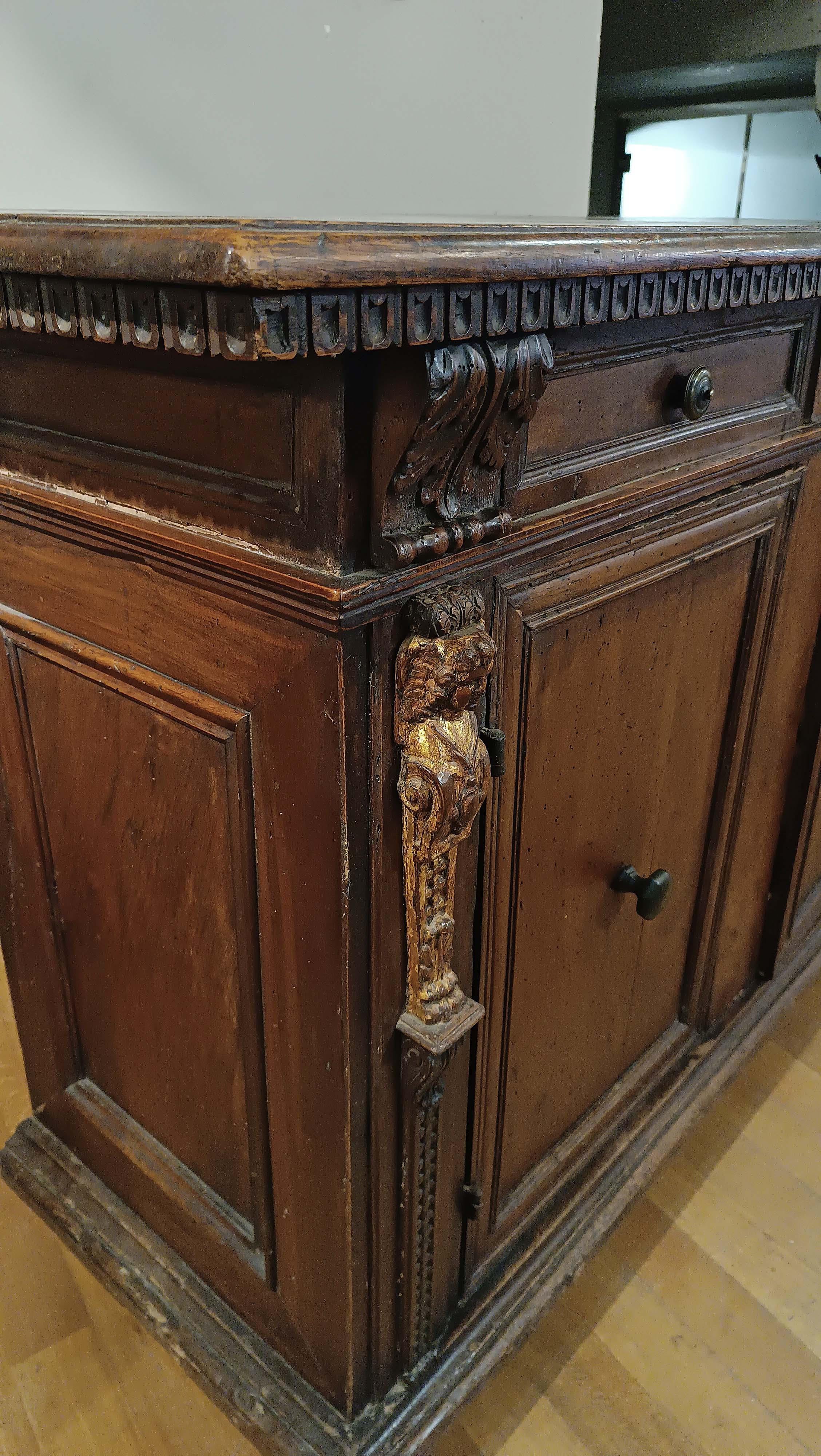 END OF 16th-EARLY 17th CENTURY SIDEBOARD WITH CARYATIDS  For Sale 6