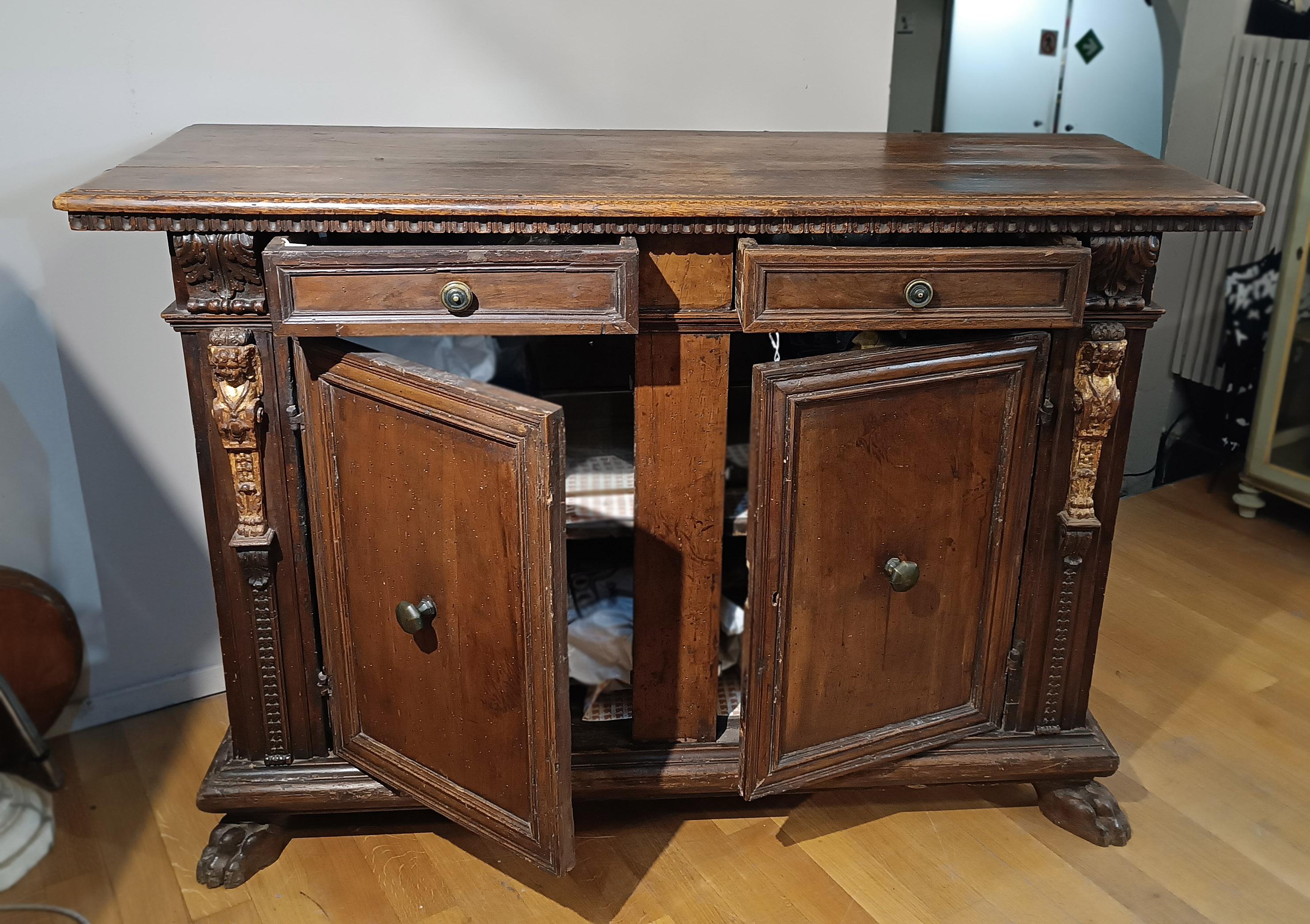 END OF 16th-EARLY 17th CENTURY SIDEBOARD WITH CARYATIDS  In Good Condition For Sale In Firenze, FI